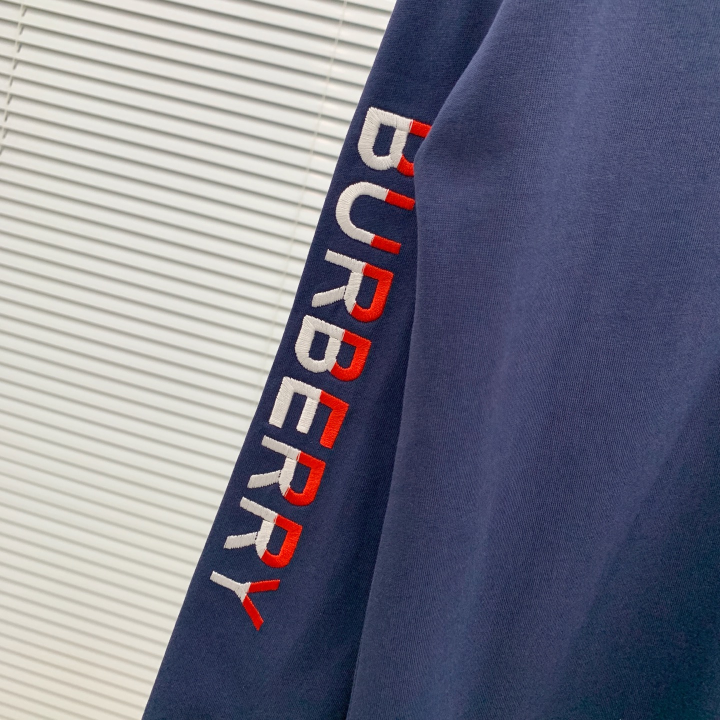 P巴宝莉25ss秋季【新品】新款贸易订单圆领长袖打底衫长袖T恤网红款！上身舒适透气，不僵硬，整体有着丰富