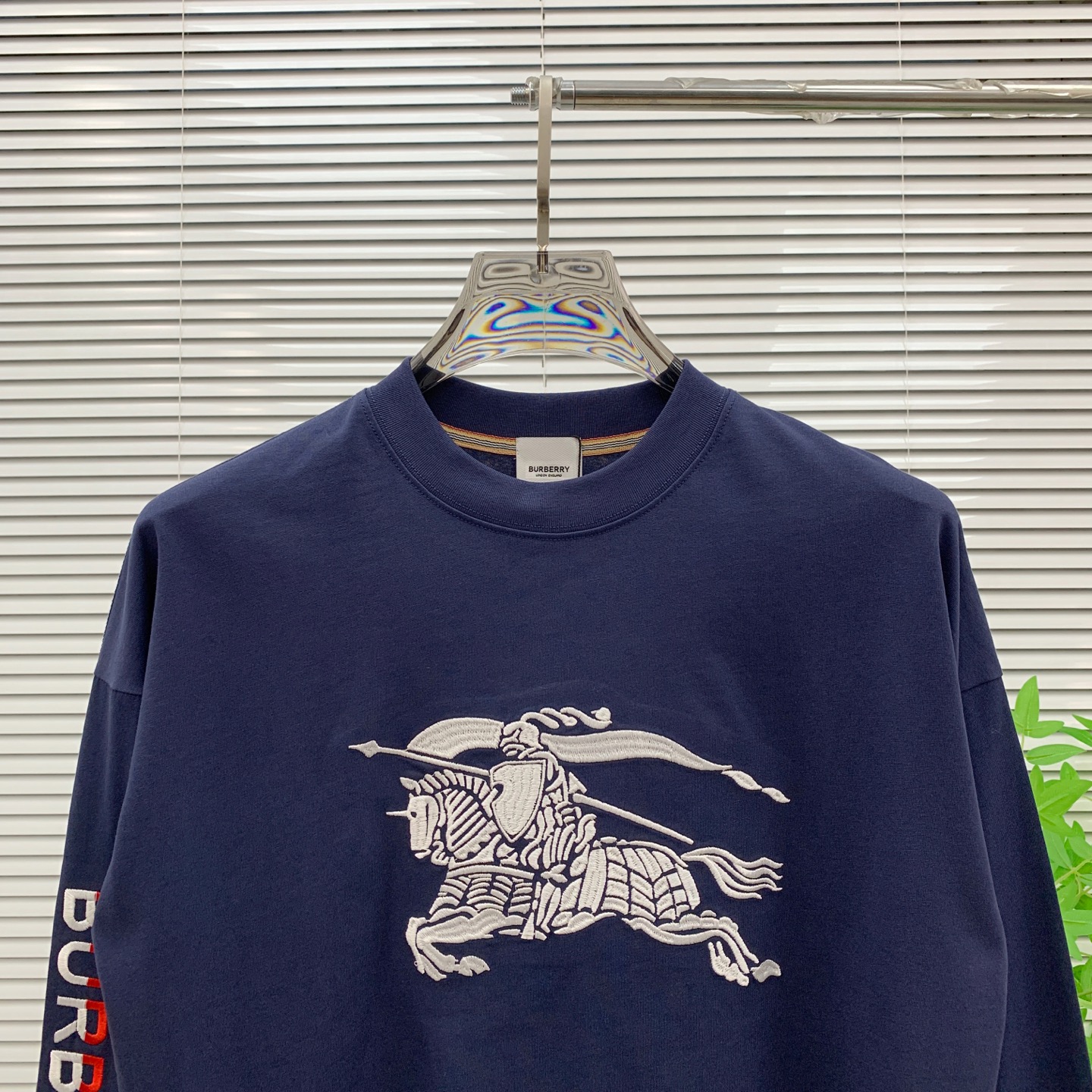 P巴宝莉25ss秋季【新品】新款贸易订单圆领长袖打底衫长袖T恤网红款！上身舒适透气，不僵硬，整体有着丰富