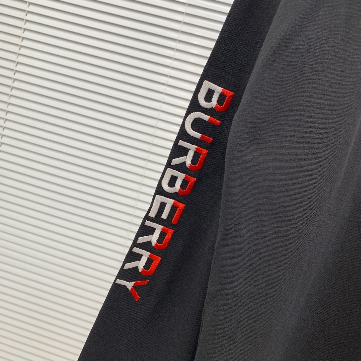 P巴宝莉25ss秋季【新品】新款贸易订单圆领长袖打底衫长袖T恤网红款！上身舒适透气，不僵硬，整体有着丰富