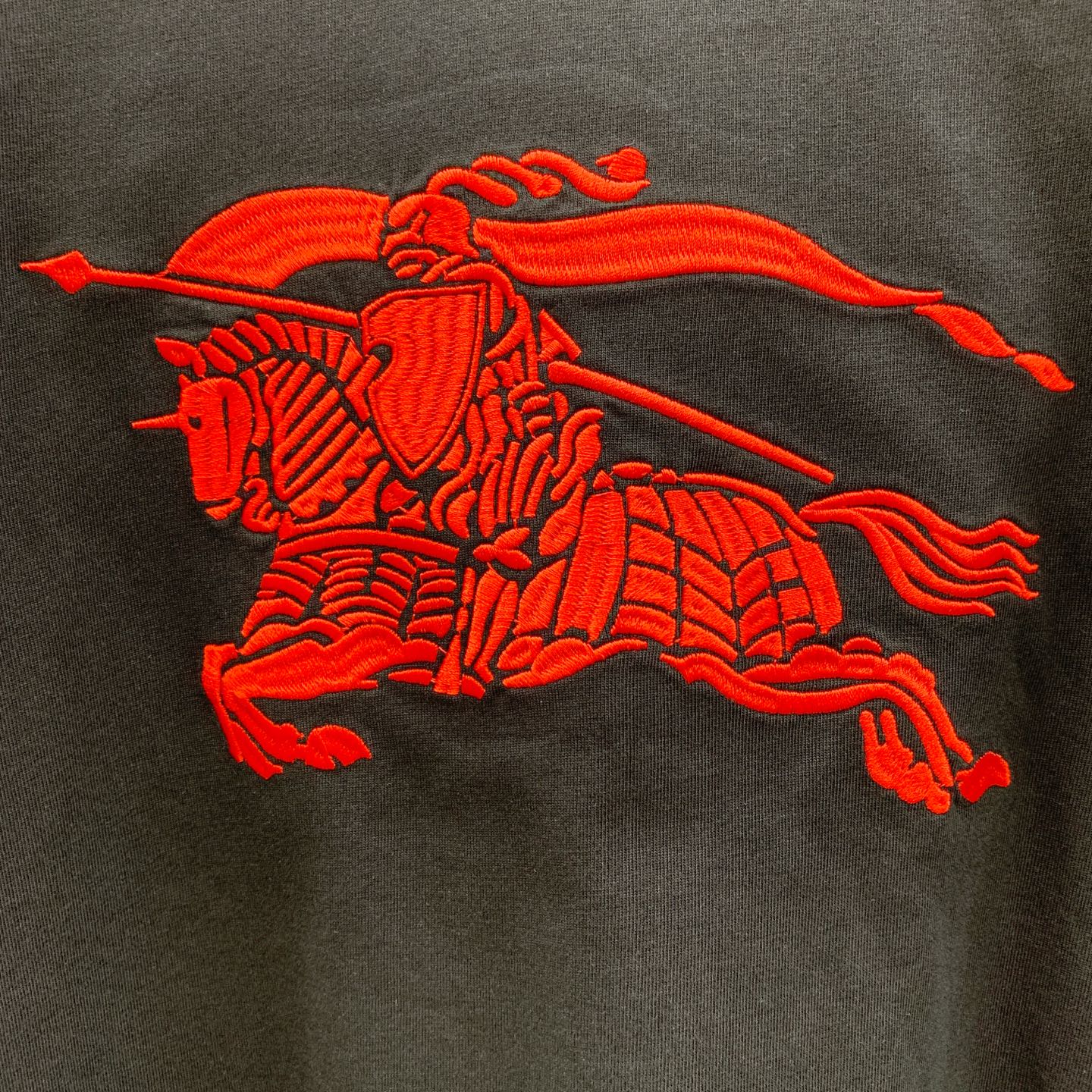 P巴宝莉25ss秋季【新品】新款贸易订单圆领长袖打底衫长袖T恤网红款！上身舒适透气，不僵硬，整体有着丰富