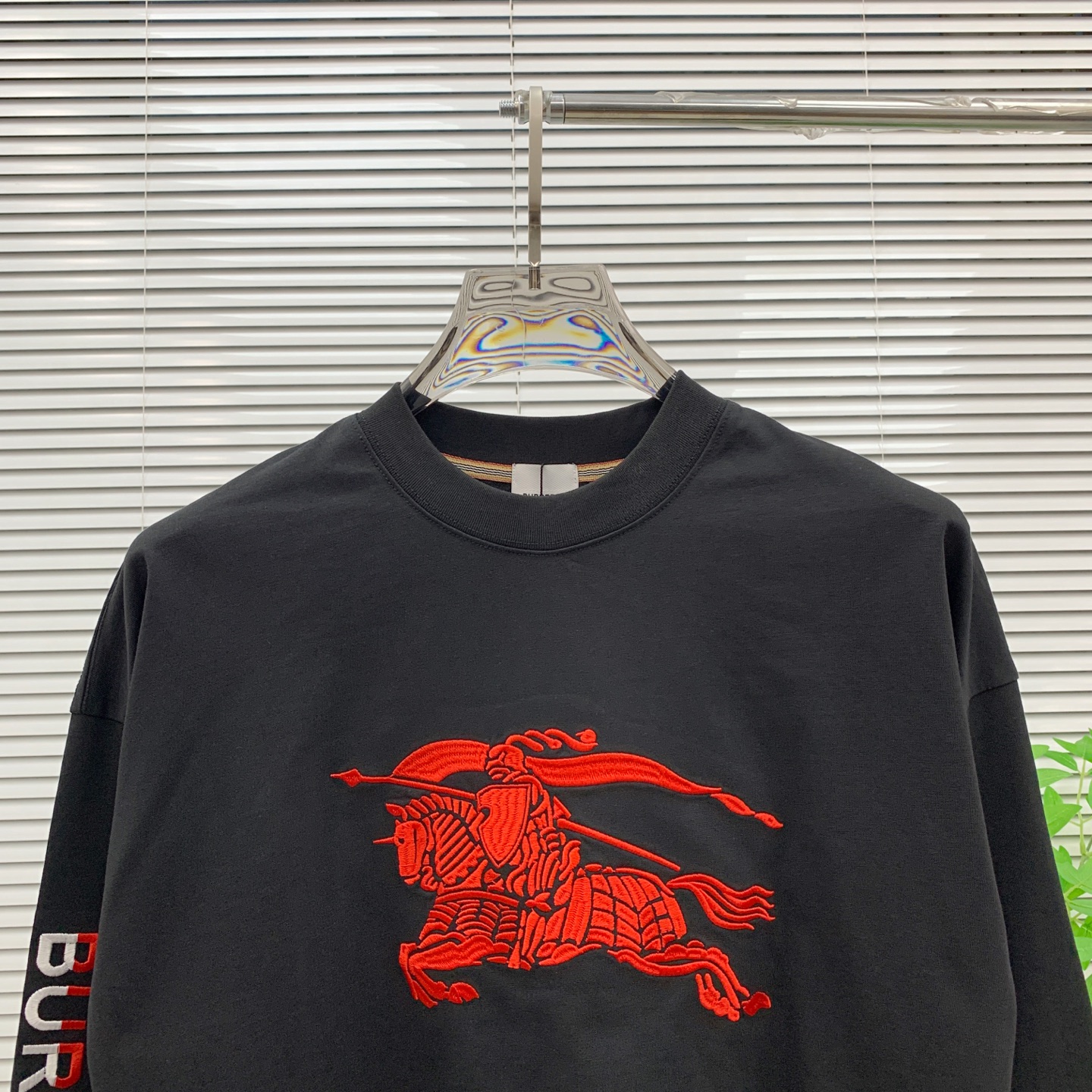 P巴宝莉25ss秋季【新品】新款贸易订单圆领长袖打底衫长袖T恤网红款！上身舒适透气，不僵硬，整体有着丰富