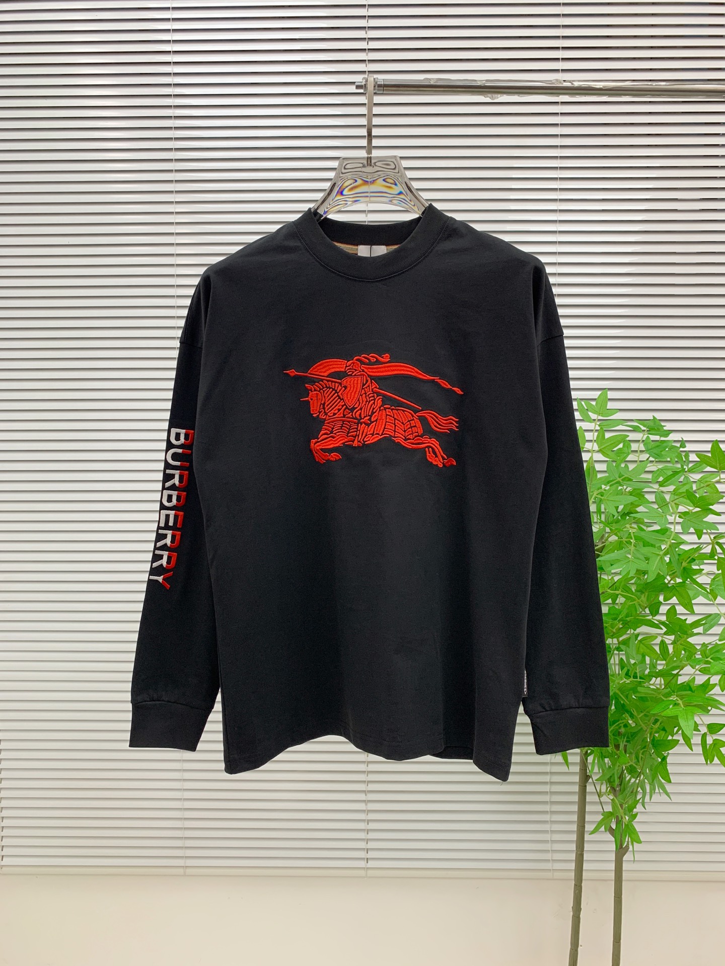 P巴宝莉25ss秋季【新品】新款贸易订单圆领长袖打底衫长袖T恤网红款！上身舒适透气，不僵硬，整体有着丰富