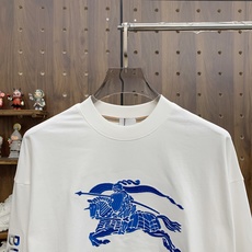 P巴宝莉25ss秋季【新品】新款贸易订单圆领长袖打底衫长袖T恤网红款!上身舒适透气,不僵硬,整体有着丰富 P巴宝莉25ss秋季【新品】新款贸易订单圆领长袖打底衫长袖T恤网红款!上身舒适透气,不僵硬,整体有着丰富