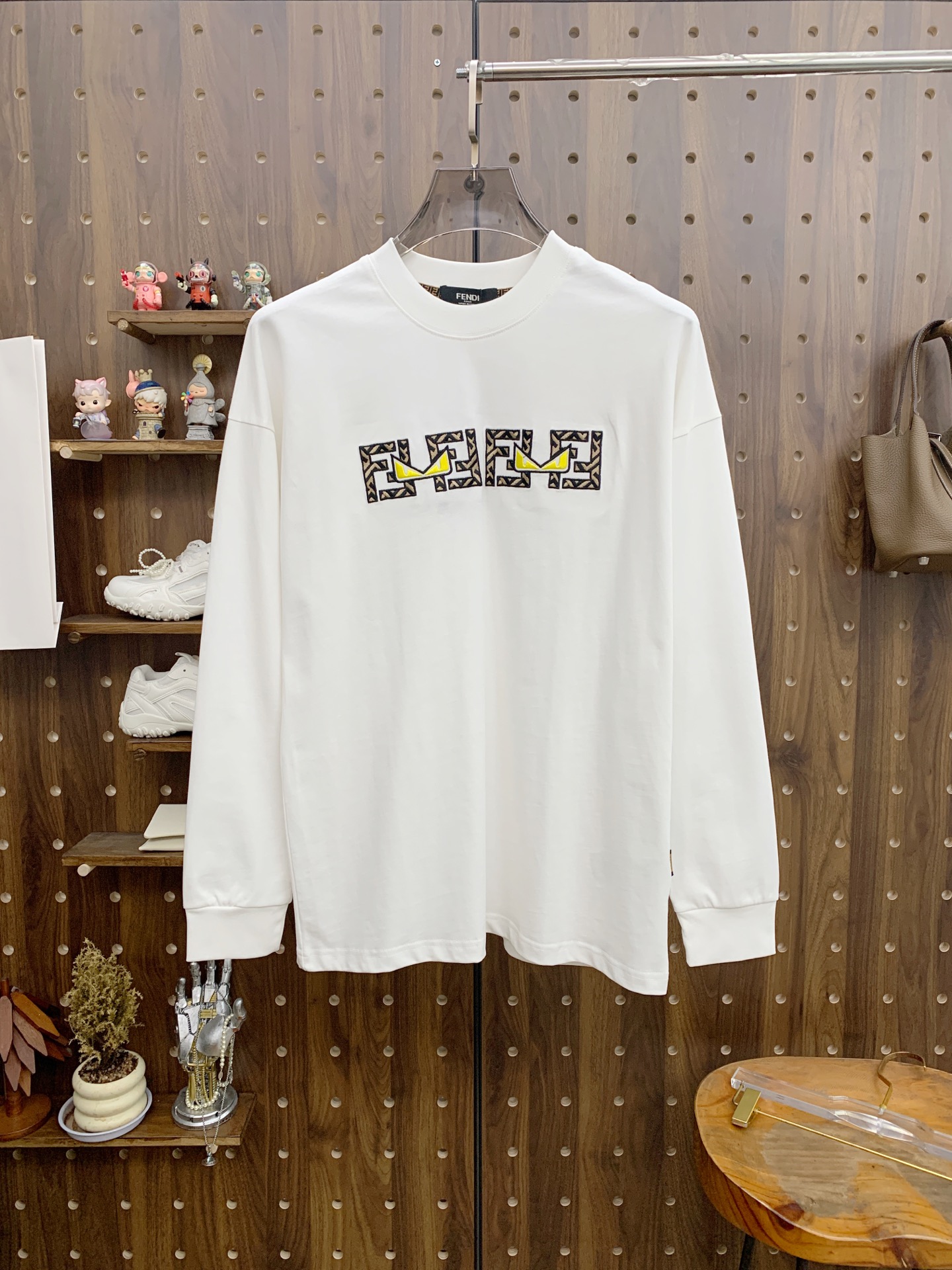 P芬迪25ss秋季【新品】新款贸易订单圆领长袖打底衫长袖T恤网红款！上身舒适透气，不僵硬，整体有着丰富的