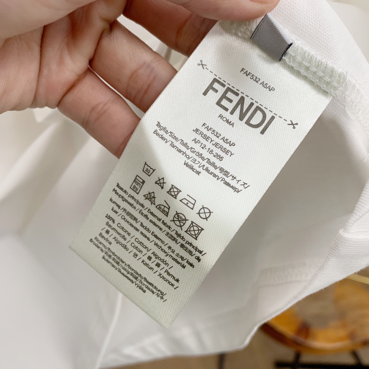 P芬迪25ss秋季【新品】新款贸易订单圆领长袖打底衫长袖T恤网红款！上身舒适透气，不僵硬，整体有着丰富的