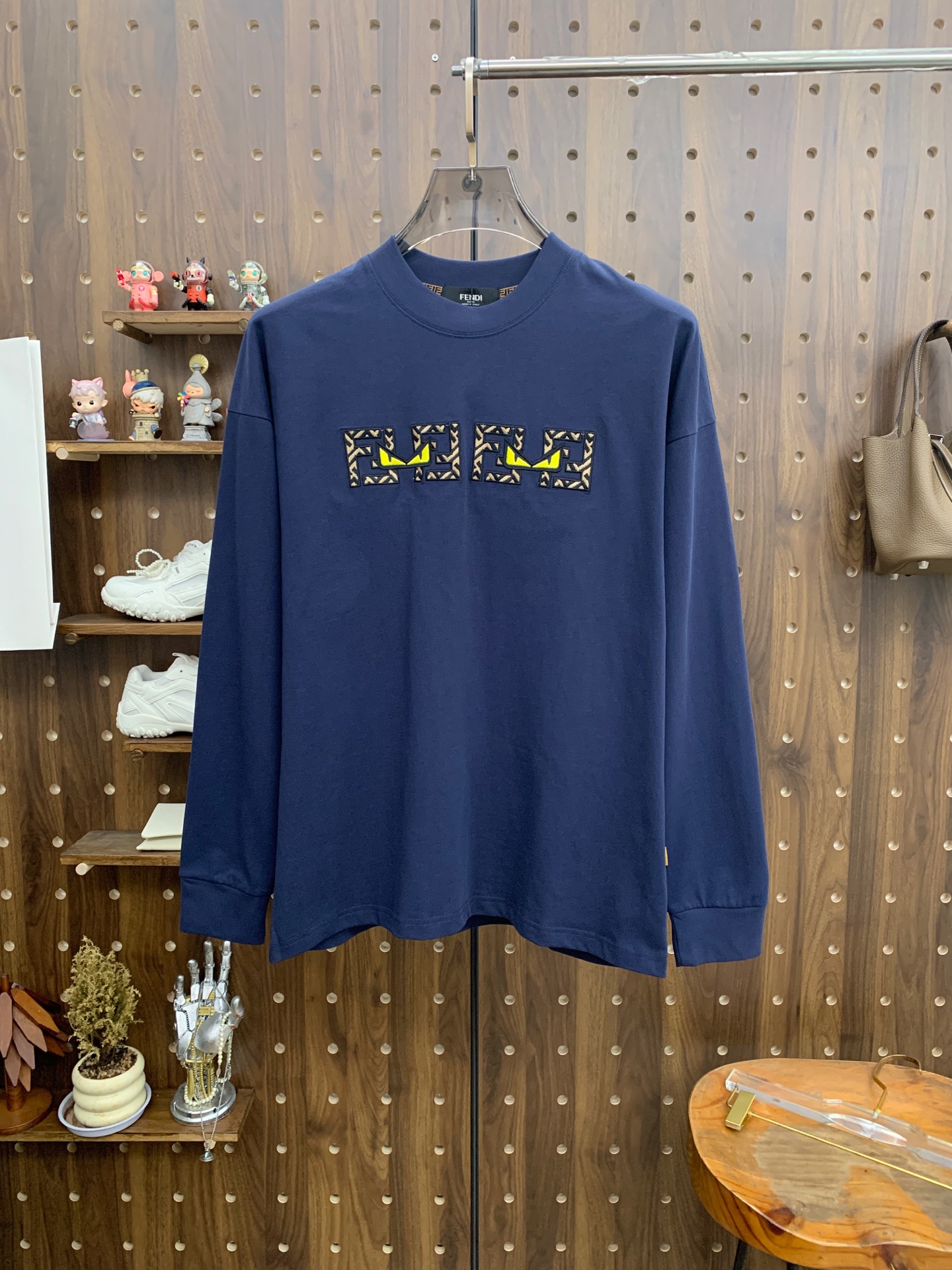 P芬迪25ss秋季【新品】新款贸易订单圆领长袖打底衫长袖T恤网红款！上身舒适透气，不僵硬，整体有着丰富的