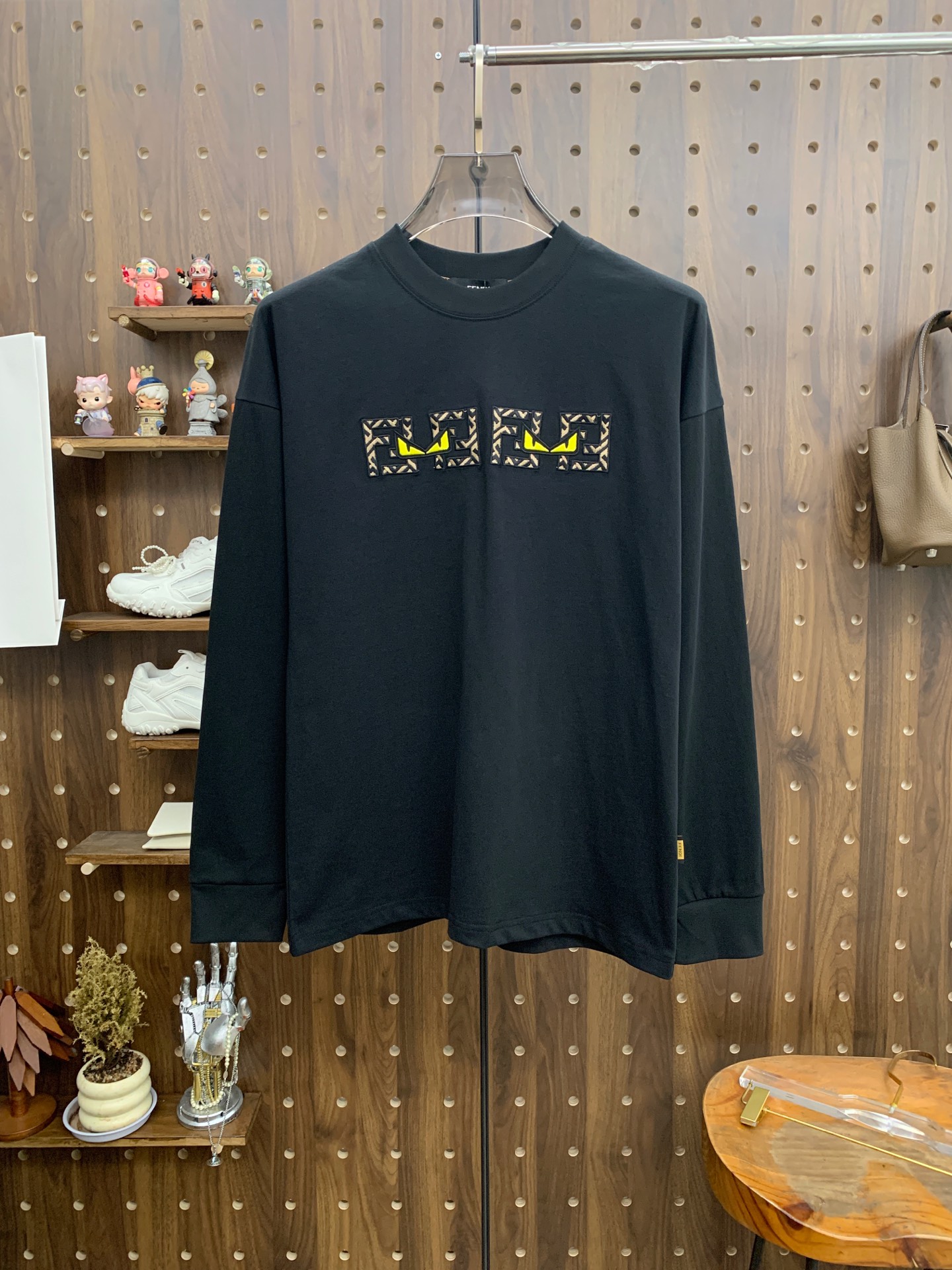 P芬迪25ss秋季【新品】新款贸易订单圆领长袖打底衫长袖T恤网红款！上身舒适透气，不僵硬，整体有着丰富的