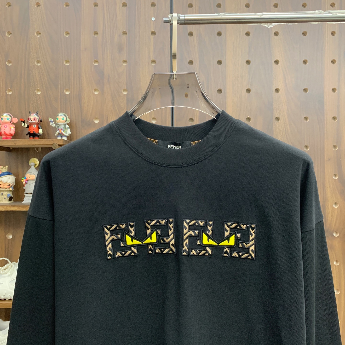 P芬迪25ss秋季【新品】新款贸易订单圆领长袖打底衫长袖T恤网红款！上身舒适透气，不僵硬，整体有着丰富的