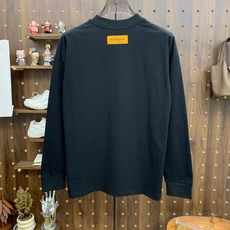 PLV 25ss秋季【新品】新款贸易订单圆领长袖打底衫长袖T恤网红款!上身舒适透气,不僵硬,整体有着丰富 PLV 25ss秋季【新品】新款贸易订单圆领长袖打底衫长袖T恤网红款!上身舒适透气,不僵硬,整体有着丰富