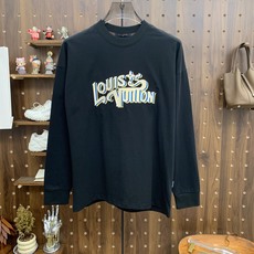PLV 25ss秋季【新品】新款贸易订单圆领长袖打底衫长袖T恤网红款!上身舒适透气,不僵硬,整体有着丰富 PLV 25ss秋季【新品】新款贸易订单圆领长袖打底衫长袖T恤网红款!上身舒适透气,不僵硬,整体有着丰富