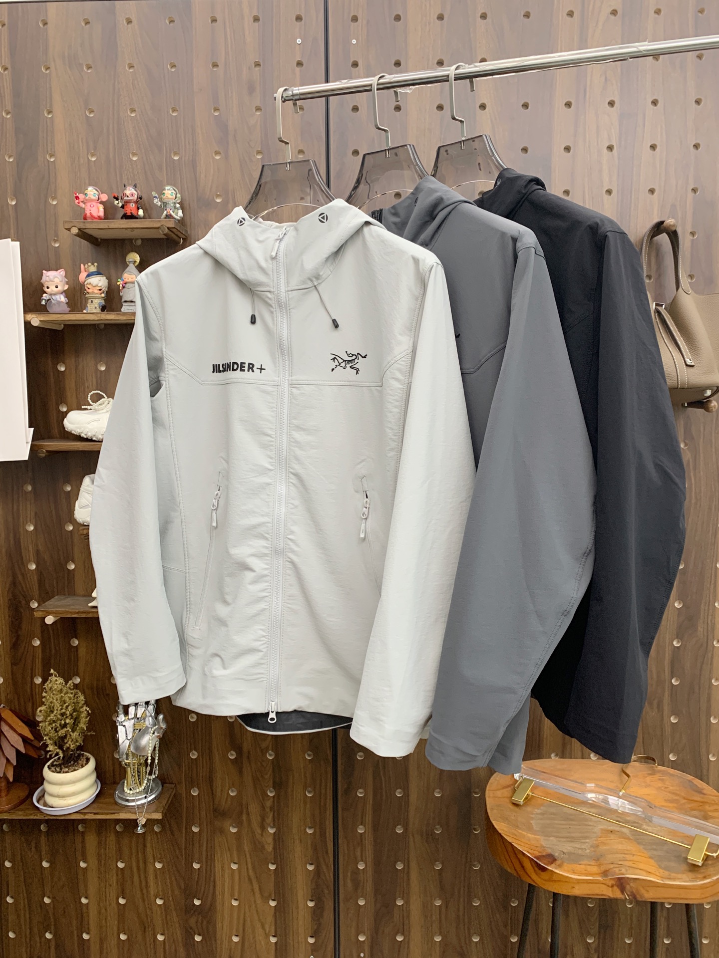 NO:530895,Archaeoptera Bird 25ss Early Autumn [New Product] Trench coat jacket popular, autumn and winter counter new casual and fashionable jacket!  Super avant-garde design style, delicate and comfortable, very light and not easy to wrinkle. Multiple craftsmanship The overall design is quite visual, the upper body is casual and stylish, with a certain degree of clarity, absolutely recommended to be at the most cutting-edge temperament of fashion, a must-have for urban casualness. S-2xl, arc'teryx, jackets & coats, jackets & coats, alexander wang19860909始祖鸟25ss早秋【新品】风衣夹克外套爆款 秋冬专柜新款休闲时尚夹克外套！超前卫设计风格 细腻舒适 穿着非常轻便不易起皱.多重重工艺 整体的设计颇具视觉感,上身休闲有型,有一定的挺括度,绝对走在时尚最尖端的气质感推荐,都市休闲必备.码数S-2xl,arc'teryx,jackets & coats,jackets & coats,alexander wang,Men's clothing