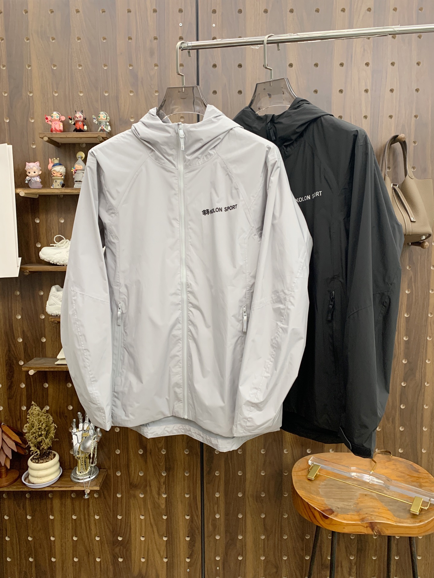 NO:530898,Kelong 25ss early autumn [new product] windbreaker jacket jacket popular, autumn and winter counter new casual and fashionable jacket jacket!  Super avant-garde design style, delicate and comfortable, very light and not easy to wrinkle. Multiple craftsmanship The overall design is quite visual, the upper body is casual and stylish, with a certain degree of clarity, absolutely recommended to be at the most cutting-edge fashion temperament, a must-have for urban casualness. Code number M-3XL,, jackets & coats, jackets & coats, alexander wang19860909可隆25ss早秋【新品】风衣夹克外套爆款 秋冬专柜新款休闲时尚夹克外套！超前卫设计风格 细腻舒适 穿着非常轻便不易起皱.多重重工艺 整体的设计颇具视觉感,上身休闲有型,有一定的挺括度,绝对走在时尚最尖端的气质感推荐,都市休闲必备.码数M-3XL,,jackets & coats,jackets & coats,alexander wang,Men's clothing