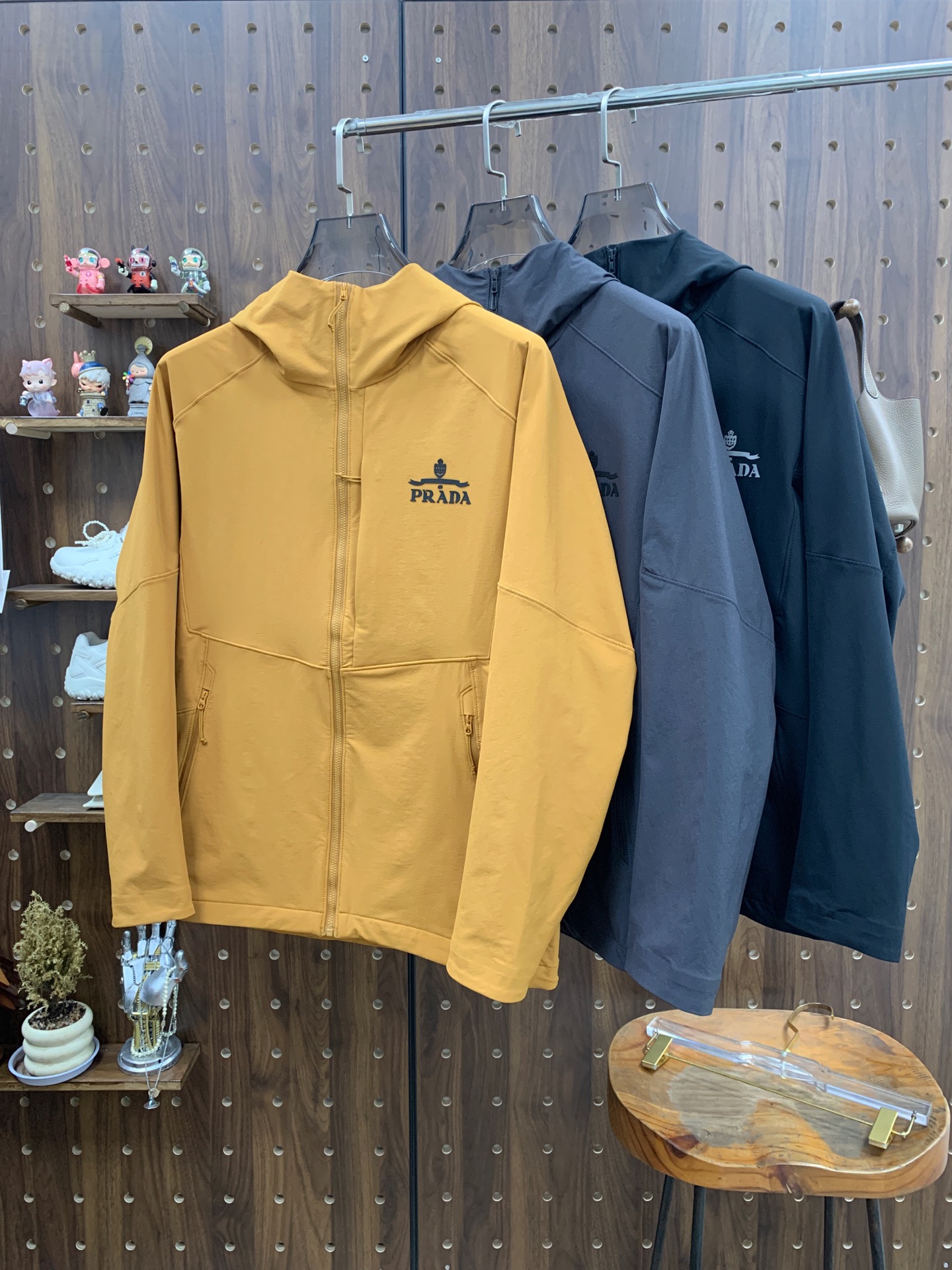 NO:530904,Prada 25ss early autumn [new product] windbreaker jacket jacket popular, autumn and winter counter new casual and fashionable jacket jacket!  Super avant-garde design style, delicate and comfortable, very light and not easy to wrinkle. Multiple craftsmanship The overall design is quite visual, the upper body is casual and stylish, with a certain degree of clarity, absolutely recommended to be at the most cutting-edge temperament of fashion, a must-have for urban casualness. S-2xl, prada, jackets & coats, jackets & coats, alexander wang19860909普拉达25ss早秋【新品】风衣夹克外套爆款 秋冬专柜新款休闲时尚夹克外套！超前卫设计风格 细腻舒适 穿着非常轻便不易起皱.多重重工艺 整体的设计颇具视觉感,上身休闲有型,有一定的挺括度,绝对走在时尚最尖端的气质感推荐,都市休闲必备.码数S-2xl,,prada,jackets & coats,jackets & coats,alexander wang,Men's clothing