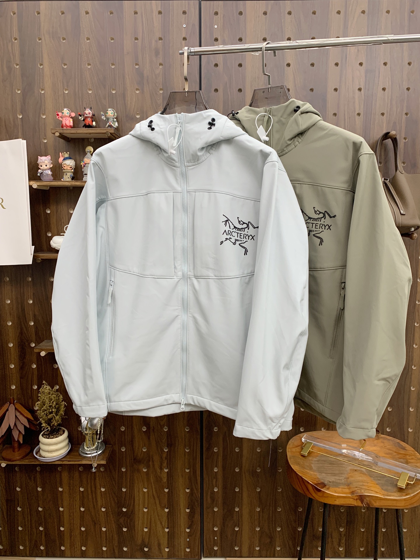 NO:530907,Archaeoptera Bird 25ss Early Autumn [New Product] Trench coat jacket popular, autumn and winter counter new casual and fashionable jacket!  Super avant-garde design style, delicate and comfortable, very light and not easy to wrinkle. Multiple craftsmanship The overall design is quite visual, the upper body is casual and stylish, with a certain degree of clarity, absolutely recommended to be at the most cutting-edge temperament of fashion, a must-have for urban casualness. S-2xl, arc'teryx, jackets & coats, jackets & coats, alexander wang19860909始祖鸟25ss早秋【新品】风衣夹克外套爆款 秋冬专柜新款休闲时尚夹克外套！超前卫设计风格 细腻舒适 穿着非常轻便不易起皱.多重重工艺 整体的设计颇具视觉感,上身休闲有型,有一定的挺括度,绝对走在时尚最尖端的气质感推荐,都市休闲必备.码数S-2xl,arc'teryx,jackets & coats,jackets & coats,alexander wang,Men's clothing