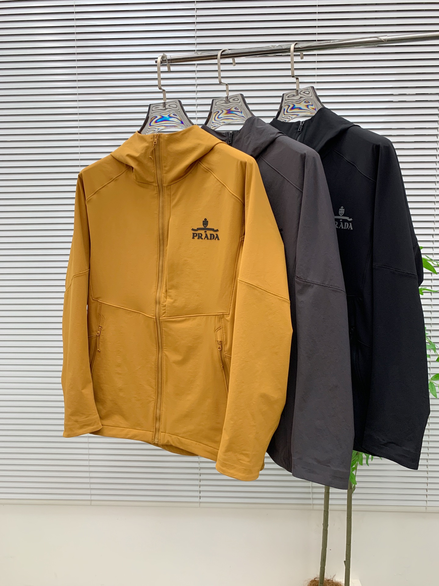 NO:538441,Prada 25ss early autumn [new product] windbreaker jacket jacket popular, autumn and winter counter new casual and fashionable jacket jacket!  Super avant-garde design style, delicate and comfortable, very light and not easy to wrinkle. Multiple craftsmanship The overall design is quite visual, the upper body is casual and stylish, with a certain degree of clarity, absolutely recommended to be at the most cutting-edge temperament of fashion, a must-have for urban casualness. S-2xl, prada, jackets & coats, jackets & coats, alexander wang19860909普拉达25ss早秋【新品】风衣夹克外套爆款 秋冬专柜新款休闲时尚夹克外套！超前卫设计风格 细腻舒适 穿着非常轻便不易起皱.多重重工艺 整体的设计颇具视觉感,上身休闲有型,有一定的挺括度,绝对走在时尚最尖端的气质感推荐,都市休闲必备.码数S-2xl,,prada,jackets & coats,jackets & coats,alexander wang,Men's clothing