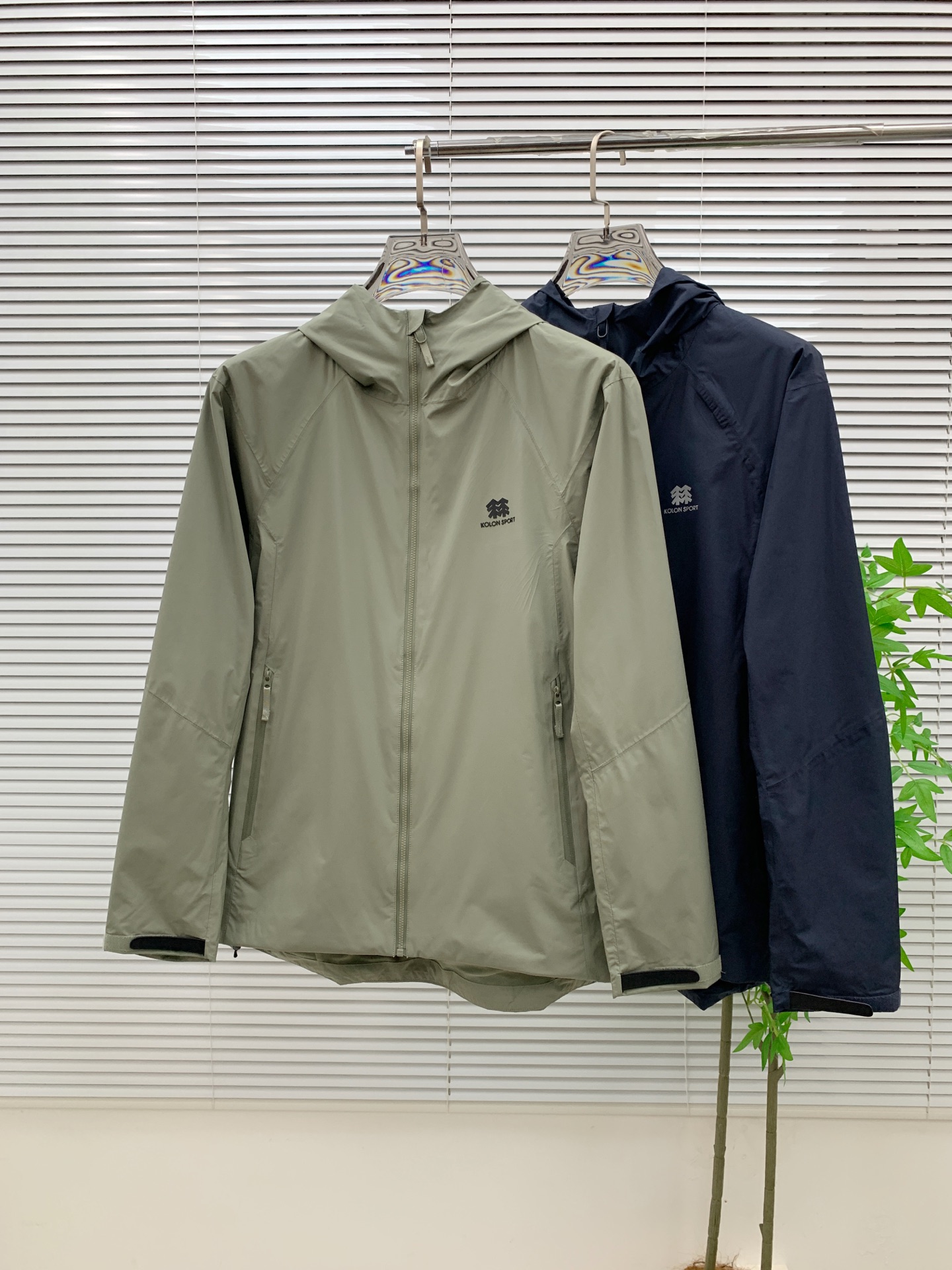 NO:538438,Kelong 25ss early autumn [new product] windbreaker jacket jacket popular, autumn and winter counter new casual and fashionable jacket jacket!  Super avant-garde design style, delicate and comfortable, very light and not easy to wrinkle. Multiple craftsmanship The overall design is quite visual, the upper body is casual and stylish, with a certain degree of clarity, absolutely recommended to be at the most cutting-edge fashion temperament, a must-have for urban casualness. S-2xl,, jackets & coats, jackets & coats, alexander wang19860909可隆25ss早秋【新品】风衣夹克外套爆款 秋冬专柜新款休闲时尚夹克外套！超前卫设计风格 细腻舒适 穿着非常轻便不易起皱.多重重工艺 整体的设计颇具视觉感,上身休闲有型,有一定的挺括度,绝对走在时尚最尖端的气质感推荐,都市休闲必备.码数S-2xl,,jackets & coats,jackets & coats,alexander wang,Men's clothing