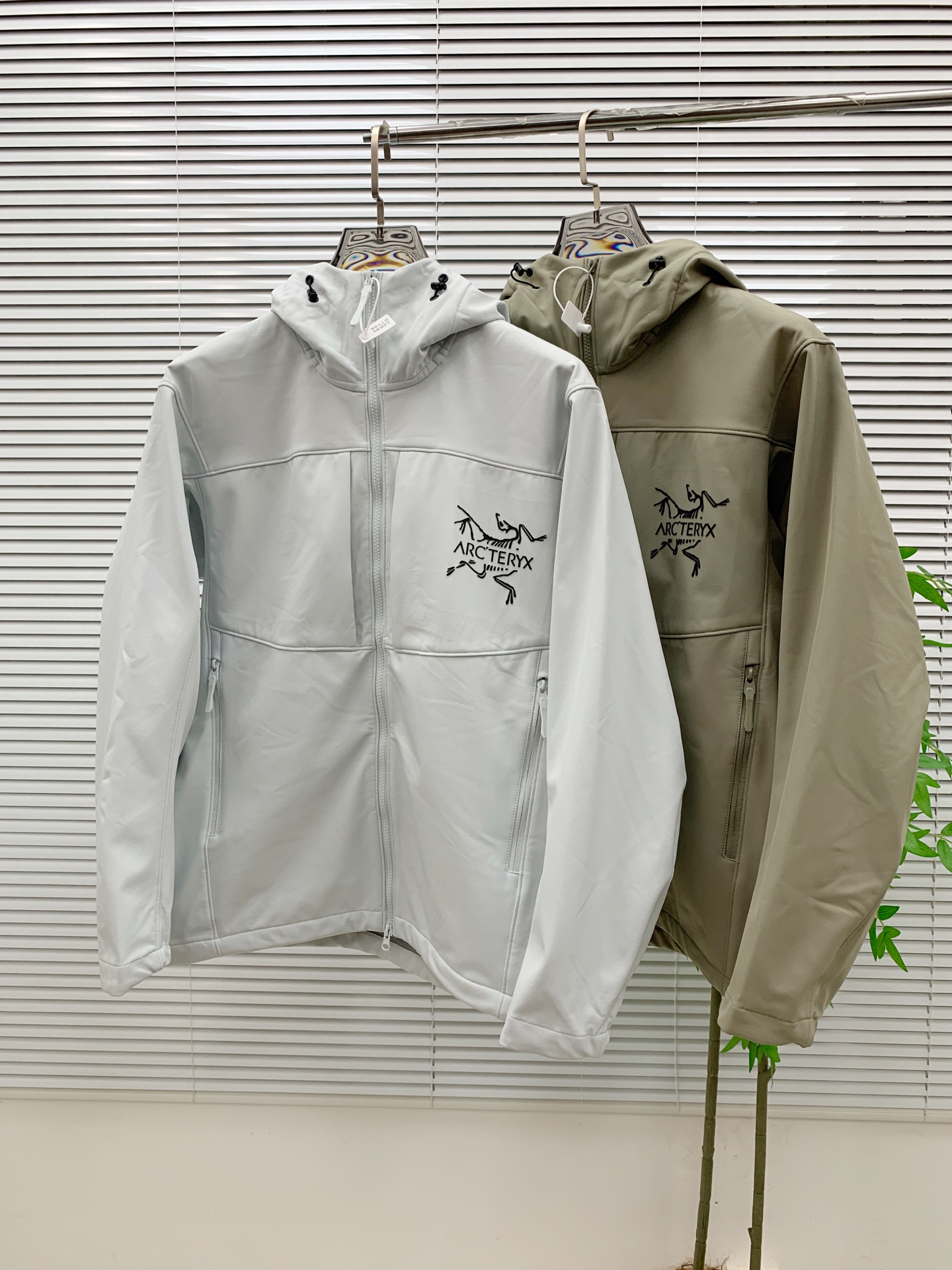 NO:538444,Archaeoptera Bird 25ss Early Autumn [New Product] Trench coat jacket popular, autumn and winter counter new casual and fashionable jacket!  Super avant-garde design style, delicate and comfortable, very light and not easy to wrinkle. Multiple craftsmanship The overall design is quite visual, the upper body is casual and stylish, with a certain degree of clarity, absolutely recommended to be at the most cutting-edge fashion temperament, a must-have for urban casualness. S-2xl, arc'teryx, jackets & coats, jackets & coats, alexander wang19860909始祖鸟25ss早秋【新品】风衣夹克外套爆款 秋冬专柜新款休闲时尚夹克外套！超前卫设计风格 细腻舒适 穿着非常轻便不易起皱.多重重工艺 整体的设计颇具视觉感,上身休闲有型,有一定的挺括度,绝对走在时尚最尖端的气质感推荐,都市休闲必备.码数S-2xl,arc'teryx,jackets & coats,jackets & coats,alexander wang,Men's clothing