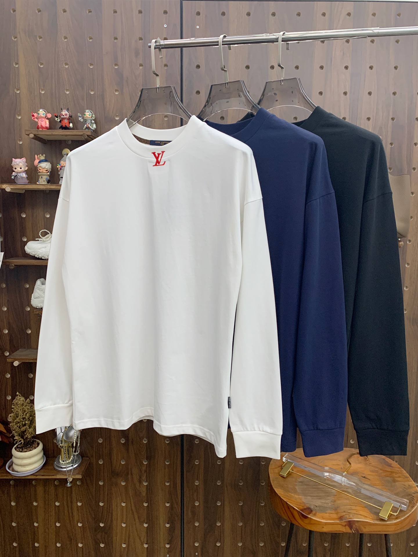 NO:532147,LV 25ss autumn [new product] new trade order round neck long sleeve base shirt long sleeve T-shirt internet celebrity style!  The upper body is comfortable and breathable, not stiff, and the overall three-dimensional sense is rich, and the quality export orders meet the simple needs of commuters for dress. The upper body is very effective, it looks slim and does not picky about the figure. The fabric workmanship... Improper, good craftsmanship can make you look good and tasteful, a must-have item for everyone. Number of codes M-3XL, louis vuitton,tees, t-shirt, alexander wang19860909LV 25ss秋季【新品】新款贸易订单圆领长袖打底衫长袖T恤网红款！上身舒适透气,不僵硬,整体有着丰富的立体感,品质出口订单,满足通勤人们对于着装的简约需求,上身效果很好,显瘦,不挑剔身材.面料做工....无可挑剔,好工艺好面料才能穿出好品味一款,人手必备单品 码数M-3XL,,louis vuitton,tees，t-shirt,alexander wang,Men's clothing