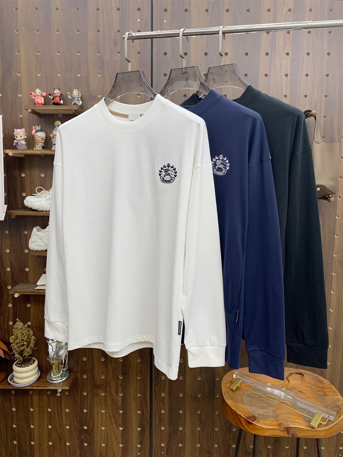 NO:532153,Burberry 25ss autumn [new product] new trade order round neck long sleeve base shirt long sleeve T-shirt internet celebrity style!  The upper body is comfortable and breathable, not stiff, and has a rich three-dimensional sense overall. Its quality export orders meet the simple needs of commuters for dress. The upper body is very effective, it looks slim and does not picky about the figure. The fabric workmanship... Improper, good craftsmanship can make you look good and tasteful, a must-have item for people with codes M-3XL, burberry,tees, t-shirt, alexander wang19860909巴宝莉25ss秋季【新品】新款贸易订单圆领长袖打底衫长袖T恤网红款！上身舒适透气,不僵硬,整体有着丰富的立体感,品质出口订单,满足通勤人们对于着装的简约需求,上身效果很好,显瘦,不挑剔身材.面料做工....无可挑剔,好工艺好面料才能穿出好品味一款,人手必备单品 码数M-3XL,,burberry,tees，t-shirt,alexander wang,Men's clothing