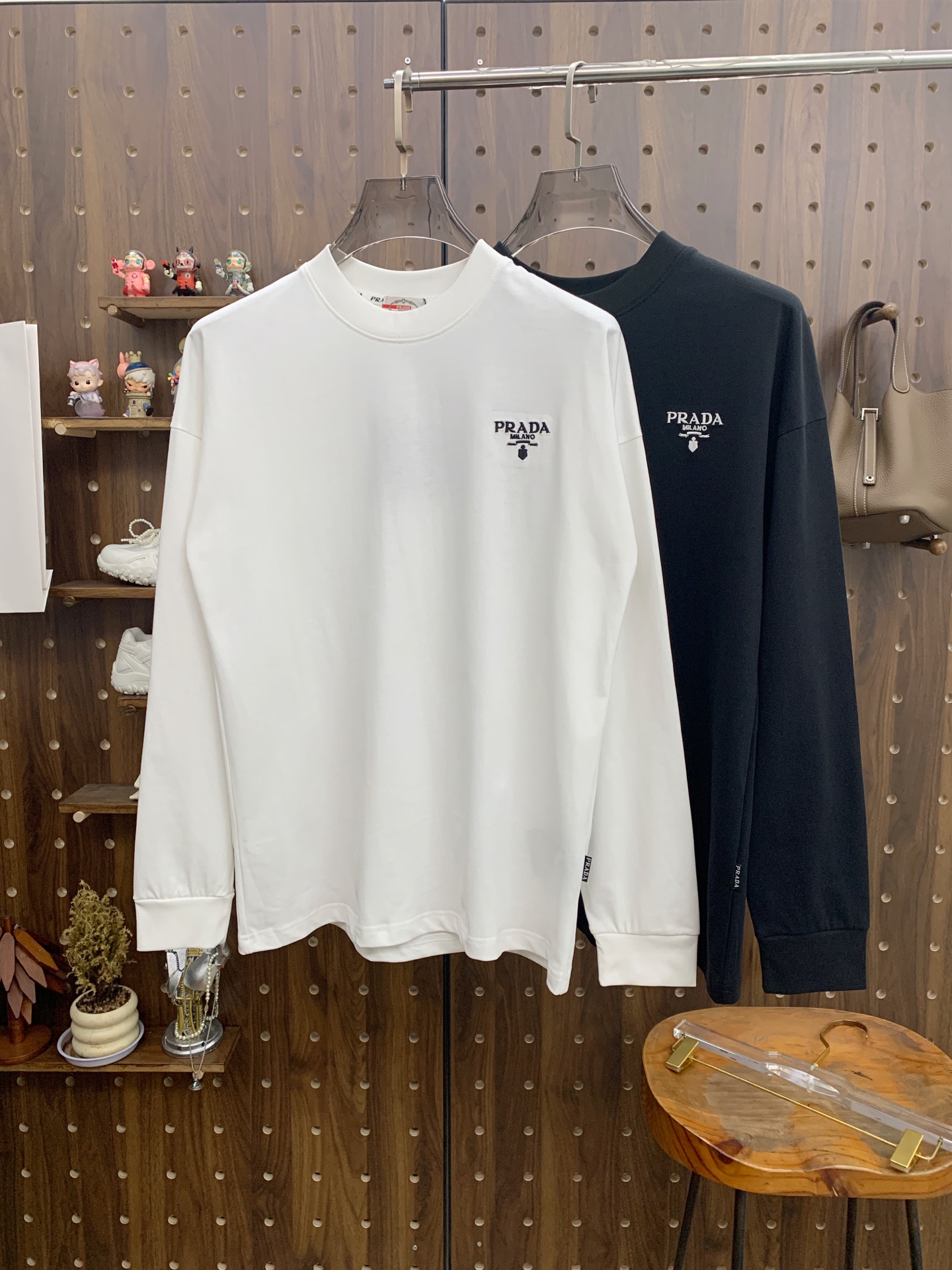 NO:532156,Prada 25ss autumn [new product] new trade order round neck long sleeve base shirt long sleeve T-shirt internet celebrity style!  The upper body is comfortable and breathable, not stiff, and the overall three-dimensional sense is rich, and the quality export orders meet the simple needs of commuters for dressing. The upper body is very effective, it looks slim and does not picky about the figure. The fabric workmanship... Improper, good craftsmanship can make you look good and tasteful, a must-have item for people handwriting. Number of numbers M-3XL, prada,tees, t-shirt, alexander wang19860909普拉达25ss秋季【新品】新款贸易订单圆领长袖打底衫长袖T恤网红款！上身舒适透气,不僵硬,整体有着丰富的立体感,品质出口订单,满足通勤人们对于着装的简约需求,上身效果很好,显瘦,不挑剔身材.面料做工....无可挑剔,好工艺好面料才能穿出好品味一款,人手必备单品 码数M-3XL,,prada,tees，t-shirt,alexander wang,Men's clothing