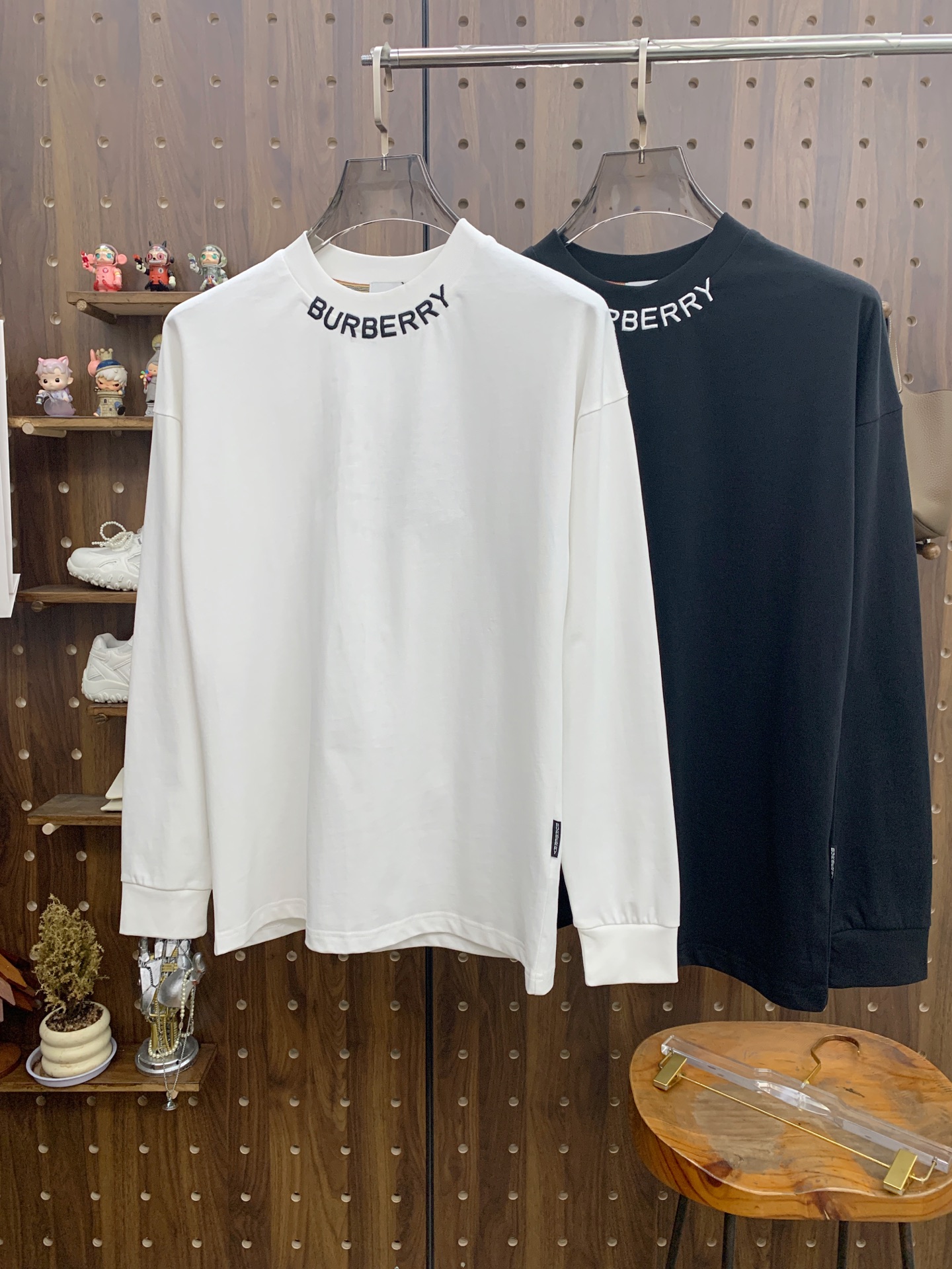 NO:532159,Burberry 25ss autumn [new product] new trade order round neck long sleeve base shirt long sleeve T-shirt internet celebrity style!  The upper body is comfortable and breathable, not stiff, and has a rich three-dimensional sense overall. Its quality export orders meet the simple needs of commuters for dress. The upper body is very effective, it looks slim and does not picky about the figure. The fabric workmanship... Improper, good craftsmanship can make you look good and tasteful, a must-have item for people with codes M-3XL, burberry,tees, t-shirt, alexander wang19860909巴宝莉25ss秋季【新品】新款贸易订单圆领长袖打底衫长袖T恤网红款！上身舒适透气,不僵硬,整体有着丰富的立体感,品质出口订单,满足通勤人们对于着装的简约需求,上身效果很好,显瘦,不挑剔身材.面料做工....无可挑剔,好工艺好面料才能穿出好品味一款,人手必备单品 码数M-3XL,,burberry,tees，t-shirt,alexander wang,Men's clothing