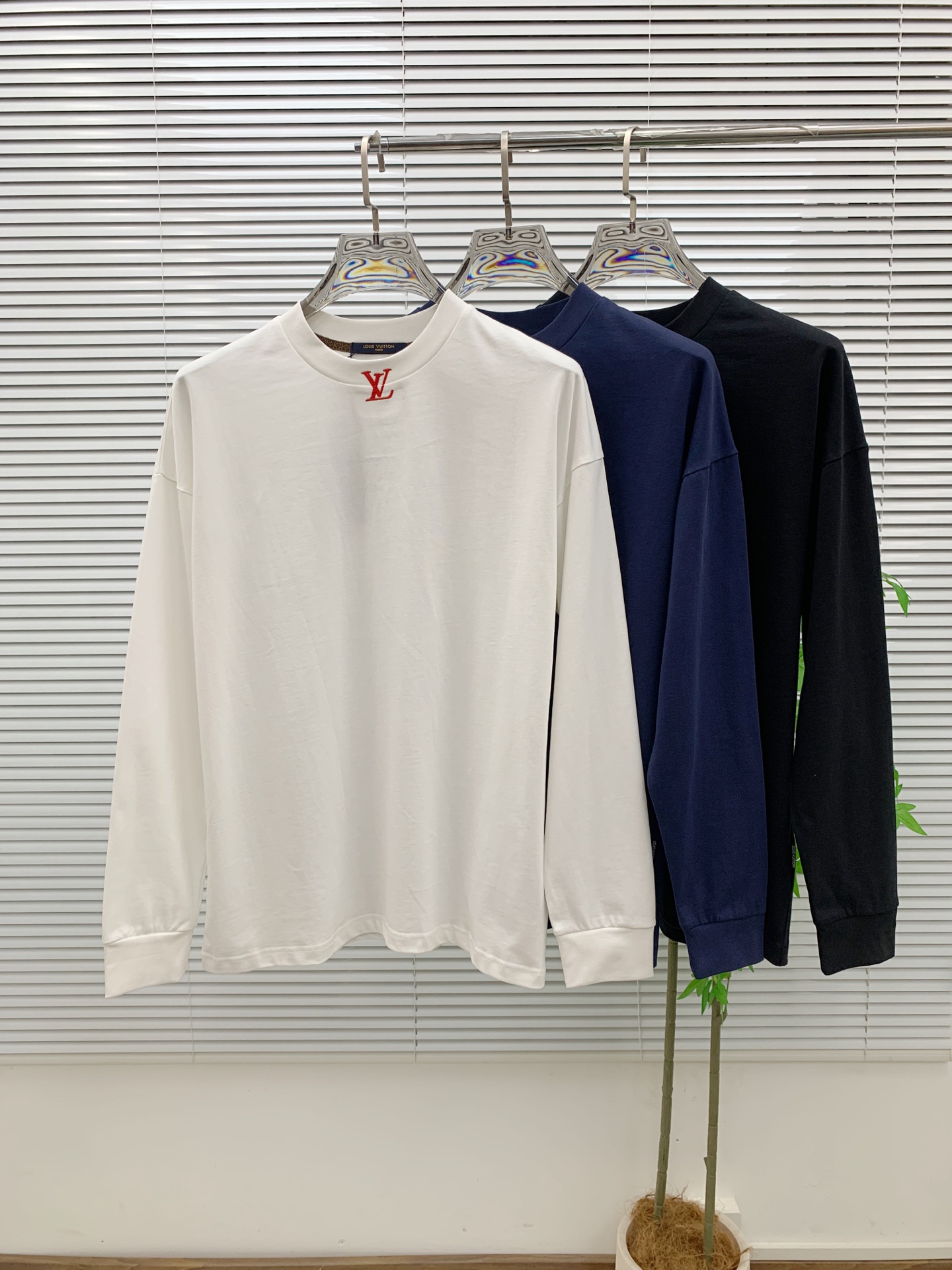 NO:539436,LV 25ss autumn [new product] new trade order round neck long sleeve base shirt long sleeve T-shirt internet celebrity style!  The upper body is comfortable and breathable, not stiff, and the overall three-dimensional sense is rich, and the quality export orders meet the simple needs of commuters for dress. The upper body is very effective, it looks slim and does not picky about the figure. The fabric workmanship... Improper, good craftsmanship can make you look good and tasteful, a must-have item for everyone. Number of codes M-3XL,,louis vuitton,tees,t-shirt,alexander wang19860909LV 25ss秋季【新品】新款贸易订单圆领长袖打底衫长袖T恤网红款！上身舒适透气,不僵硬,整体有着丰富的立体感,品质出口订单,满足通勤人们对于着装的简约需求,上身效果很好,显瘦,不挑剔身材.面料做工....无可挑剔,好工艺好面料才能穿出好品味一款,人手必备单品 码数M-3XL,,louis vuitton,tees，t-shirt,alexander wang,Men's clothing
