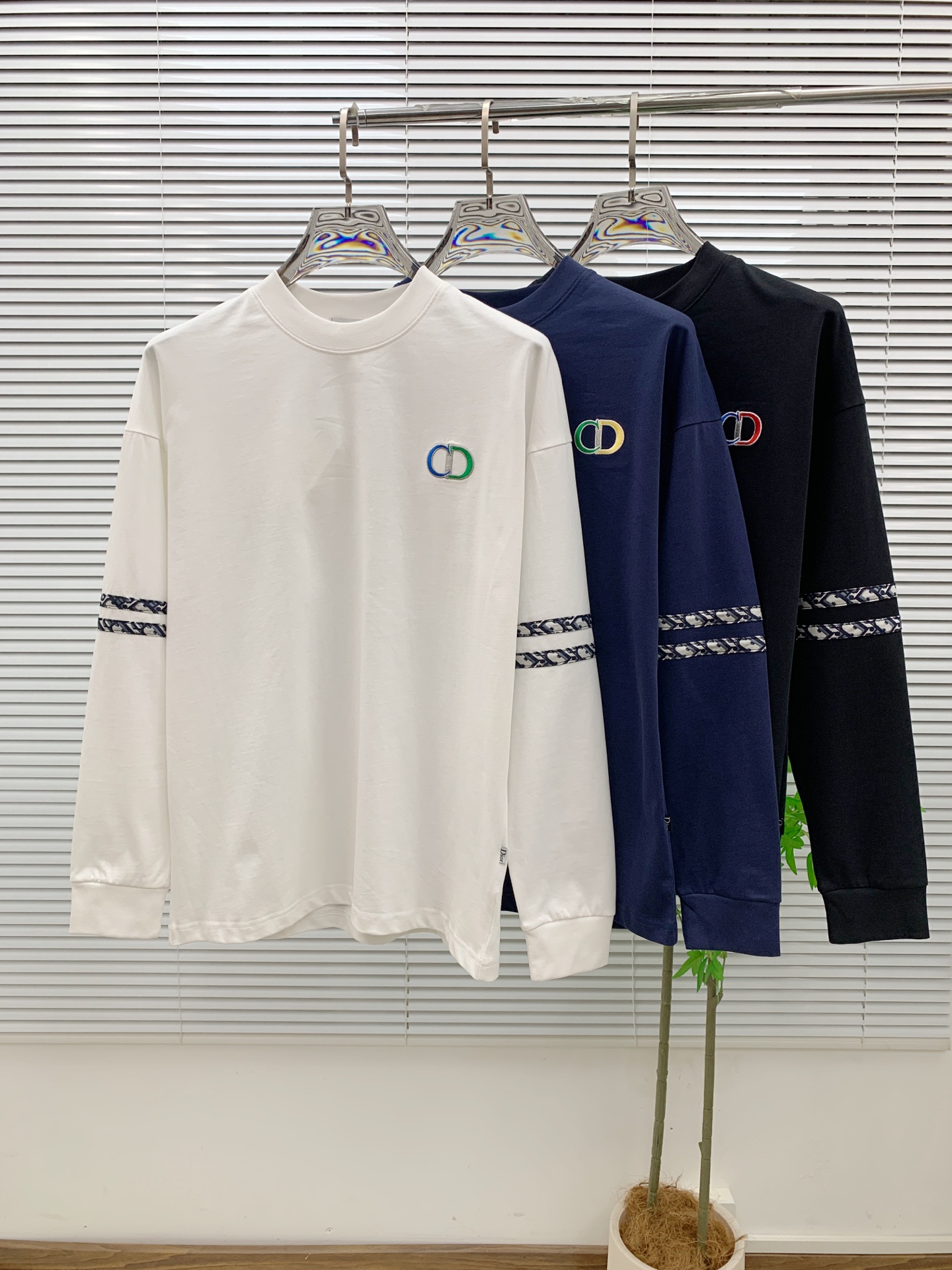 NO:539439,Dior 25ss autumn [new product] new trade order round neck long sleeve base shirt long sleeve T-shirt internet celebrity style!  The upper body is comfortable and breathable, not stiff, and has a rich three-dimensional sense overall. Its quality export orders meet the simple needs of commuters for dress. The upper body is very effective, it looks slim and does not picky about the figure. The fabric workmanship... Improper, good craftsmanship can make you look good and tasteful. A must-have item for people with codes M-3XL,,dior,tees,t-shirt,alexander wang19860909迪奥25ss秋季【新品】新款贸易订单圆领长袖打底衫长袖T恤网红款！上身舒适透气,不僵硬,整体有着丰富的立体感,品质出口订单,满足通勤人们对于着装的简约需求,上身效果很好,显瘦,不挑剔身材.面料做工....无可挑剔,好工艺好面料才能穿出好品味一款,人手必备单品 码数M-3XL,,dior,tees，t-shirt,alexander wang,Men's clothing