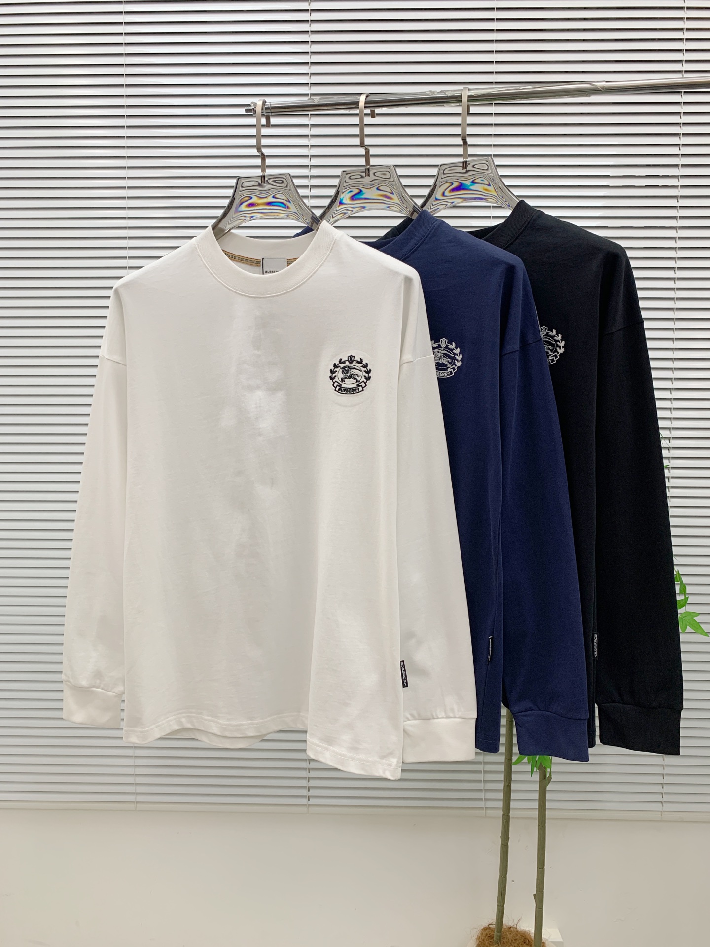 NO:539442,Burberry 25ss autumn [new product] new trade order round neck long sleeve base shirt long sleeve T-shirt internet celebrity style!  The upper body is comfortable and breathable, not stiff, and has a rich three-dimensional sense overall. Its quality export orders meet the simple needs of commuters for dress. The upper body is very effective, it looks slim and does not picky about the figure. The fabric workmanship... Improper, good craftsmanship can make you look good and tasteful, a must-have item for people with codes M-3XL, burberry,tees, t-shirt, alexander wang19860909巴宝莉25ss秋季【新品】新款贸易订单圆领长袖打底衫长袖T恤网红款！上身舒适透气,不僵硬,整体有着丰富的立体感,品质出口订单,满足通勤人们对于着装的简约需求,上身效果很好,显瘦,不挑剔身材.面料做工....无可挑剔,好工艺好面料才能穿出好品味一款,人手必备单品 码数M-3XL,,burberry,tees，t-shirt,alexander wang,Men's clothing