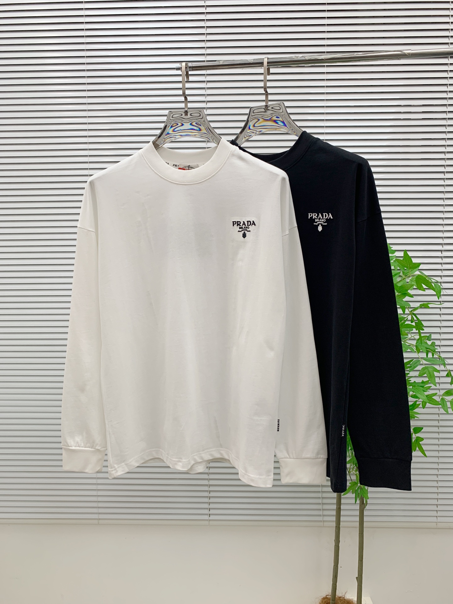 NO:539445,Prada 25ss autumn [new product] new trade order round neck long sleeve base shirt long sleeve T-shirt internet celebrity style!  The upper body is comfortable and breathable, not stiff, and the overall three-dimensional sense is rich, and the quality export orders meet the simple needs of commuters for dressing. The upper body is very effective, it looks slim and does not picky about the figure. The fabric workmanship... Improper, good craftsmanship can make you look good and tasteful, a must-have item for people handwriting. Number of numbers M-3XL, prada,tees, t-shirt, alexander wang19860909普拉达25ss秋季【新品】新款贸易订单圆领长袖打底衫长袖T恤网红款！上身舒适透气,不僵硬,整体有着丰富的立体感,品质出口订单,满足通勤人们对于着装的简约需求,上身效果很好,显瘦,不挑剔身材.面料做工....无可挑剔,好工艺好面料才能穿出好品味一款,人手必备单品 码数M-3XL,,prada,tees，t-shirt,alexander wang,Men's clothing