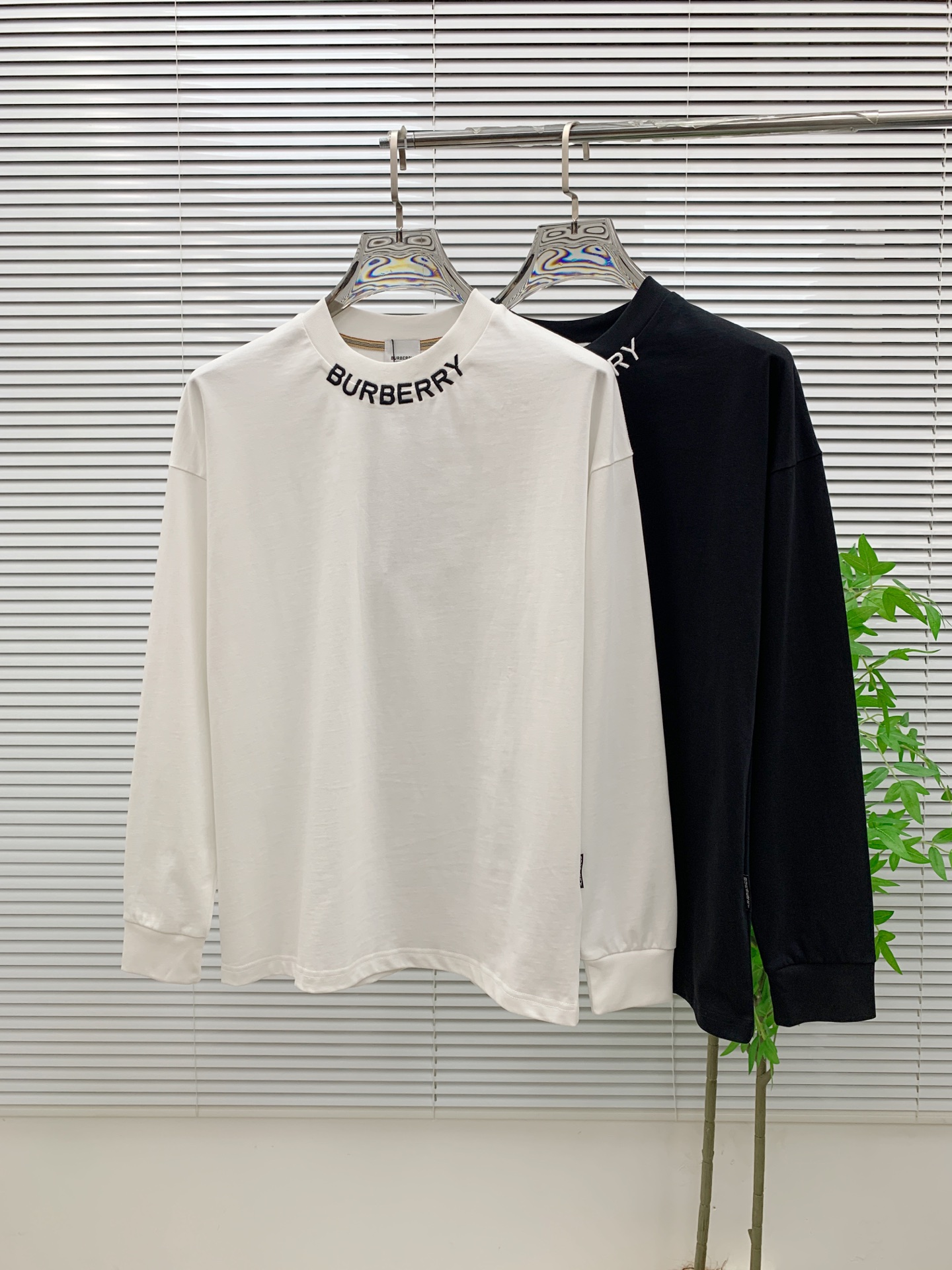 NO:539448,Burberry 25ss autumn [new product] new trade order round neck long sleeve base shirt long sleeve T-shirt internet celebrity style!  The upper body is comfortable and breathable, not stiff, and has a rich three-dimensional sense overall. Its quality export orders meet the simple needs of commuters for dress. The upper body is very effective, it looks slim and does not picky about the figure. The fabric workmanship... Improper, good craftsmanship can make you look good and tasteful, a must-have item for people with codes M-3XL, burberry,tees, t-shirt, alexander wang19860909巴宝莉25ss秋季【新品】新款贸易订单圆领长袖打底衫长袖T恤网红款！上身舒适透气,不僵硬,整体有着丰富的立体感,品质出口订单,满足通勤人们对于着装的简约需求,上身效果很好,显瘦,不挑剔身材.面料做工....无可挑剔,好工艺好面料才能穿出好品味一款,人手必备单品 码数M-3XL,,burberry,tees，t-shirt,alexander wang,Men's clothing