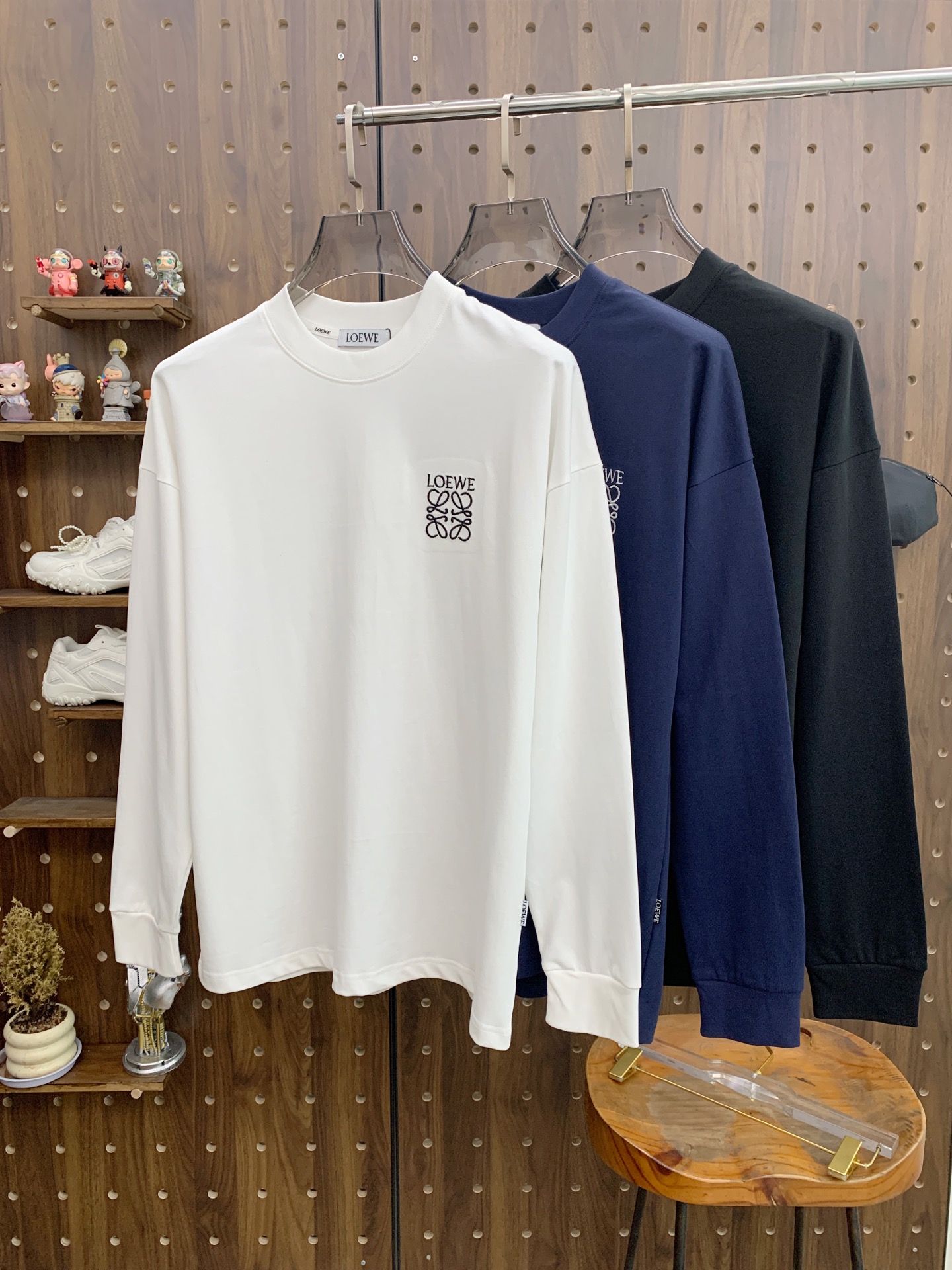 NO:532133,Luo Yiwei 25ss autumn [new product] new trade order round neck long sleeve base shirt long sleeve T-shirt internet celebrity style!  The upper body is comfortable and breathable, not stiff, and the overall three-dimensional sense is rich, and the quality export orders meet the simple needs of commuters for dressing. The upper body is very effective, it looks slim and does not picky about the figure. The fabric workmanship... Improper, good craftsmanship can make you look good and tasteful, a must-have item for people with codes M-3XL, loewe,tees, t-shirt, alexander wang19860909罗意威25ss秋季【新品】新款贸易订单圆领长袖打底衫长袖T恤网红款！上身舒适透气,不僵硬,整体有着丰富的立体感,品质出口订单,满足通勤人们对于着装的简约需求,上身效果很好,显瘦,不挑剔身材.面料做工....无可挑剔,好工艺好面料才能穿出好品味一款,人手必备单品 码数M-3XL,,loewe,tees，t-shirt,alexander wang,Men's clothing