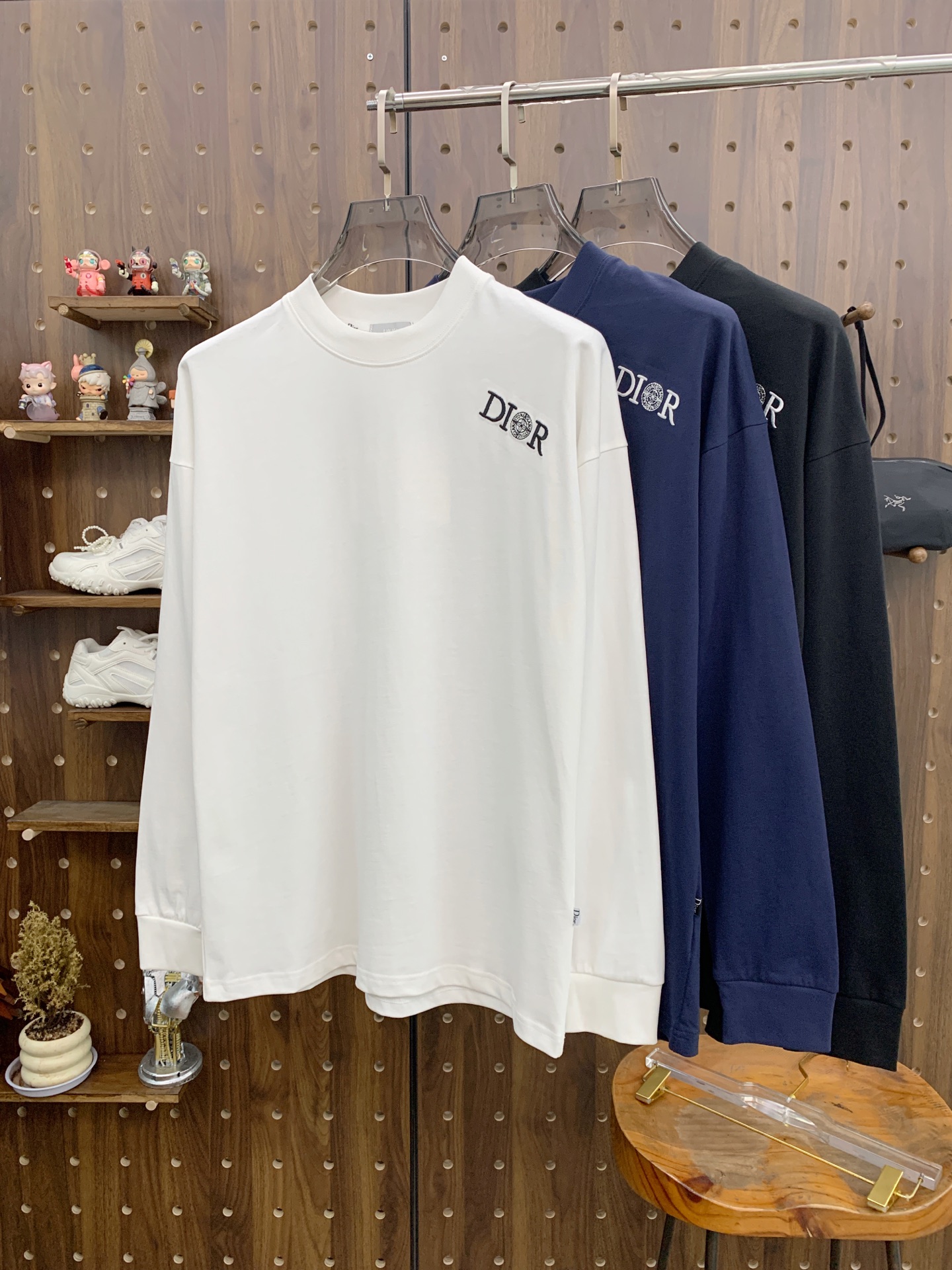 NO:532142,Dior 25ss autumn [new product] new trade order round neck long sleeve base shirt long sleeve T-shirt internet celebrity style!  The upper body is comfortable and breathable, not stiff, and has a rich three-dimensional sense overall. Its quality export orders meet the simple needs of commuters for dress. The upper body is very effective, it looks slim and does not picky about the figure. The fabric workmanship... Improper, good craftsmanship can make you look good and tasteful. A must-have item for people with codes M-3XL,,dior,tees,t-shirt,alexander wang19860909迪奥25ss秋季【新品】新款贸易订单圆领长袖打底衫长袖T恤网红款！上身舒适透气,不僵硬,整体有着丰富的立体感,品质出口订单,满足通勤人们对于着装的简约需求,上身效果很好,显瘦,不挑剔身材.面料做工....无可挑剔,好工艺好面料才能穿出好品味一款,人手必备单品 码数M-3XL,,dior,tees，t-shirt,alexander wang,Men's clothing