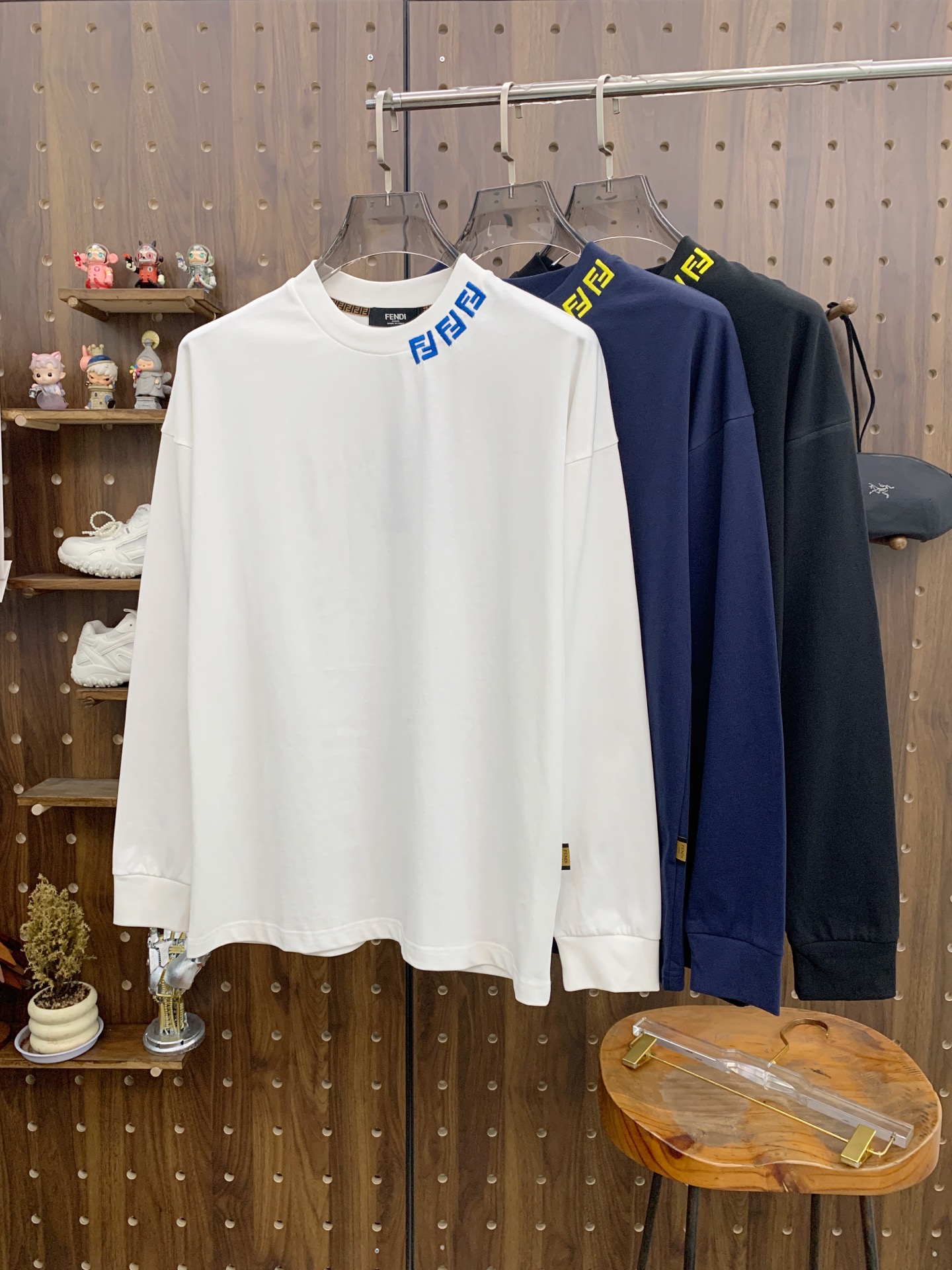 NO:532148,Fendi 25ss autumn [new product] new trade order round neck long sleeve base shirt long sleeve T-shirt internet celebrity style!  The upper body is comfortable and breathable, not stiff, and has a rich three-dimensional sense overall. Its quality export orders meet the simple needs of commuters for dressing. The upper body is very effective, it looks slim and does not picky about the figure. The fabric workmanship... Improper, good craftsmanship can make you look good and tasteful, a must-have item for people with codes M-3XL, fendi,tees, t-shirt,alexander wang19860909芬迪25ss秋季【新品】新款贸易订单圆领长袖打底衫长袖T恤网红款！上身舒适透气,不僵硬,整体有着丰富的立体感,品质出口订单,满足通勤人们对于着装的简约需求,上身效果很好,显瘦,不挑剔身材.面料做工....无可挑剔,好工艺好面料才能穿出好品味一款,人手必备单品 码数M-3XL,,fendi,tees，t-shirt,alexander wang,Men's clothing