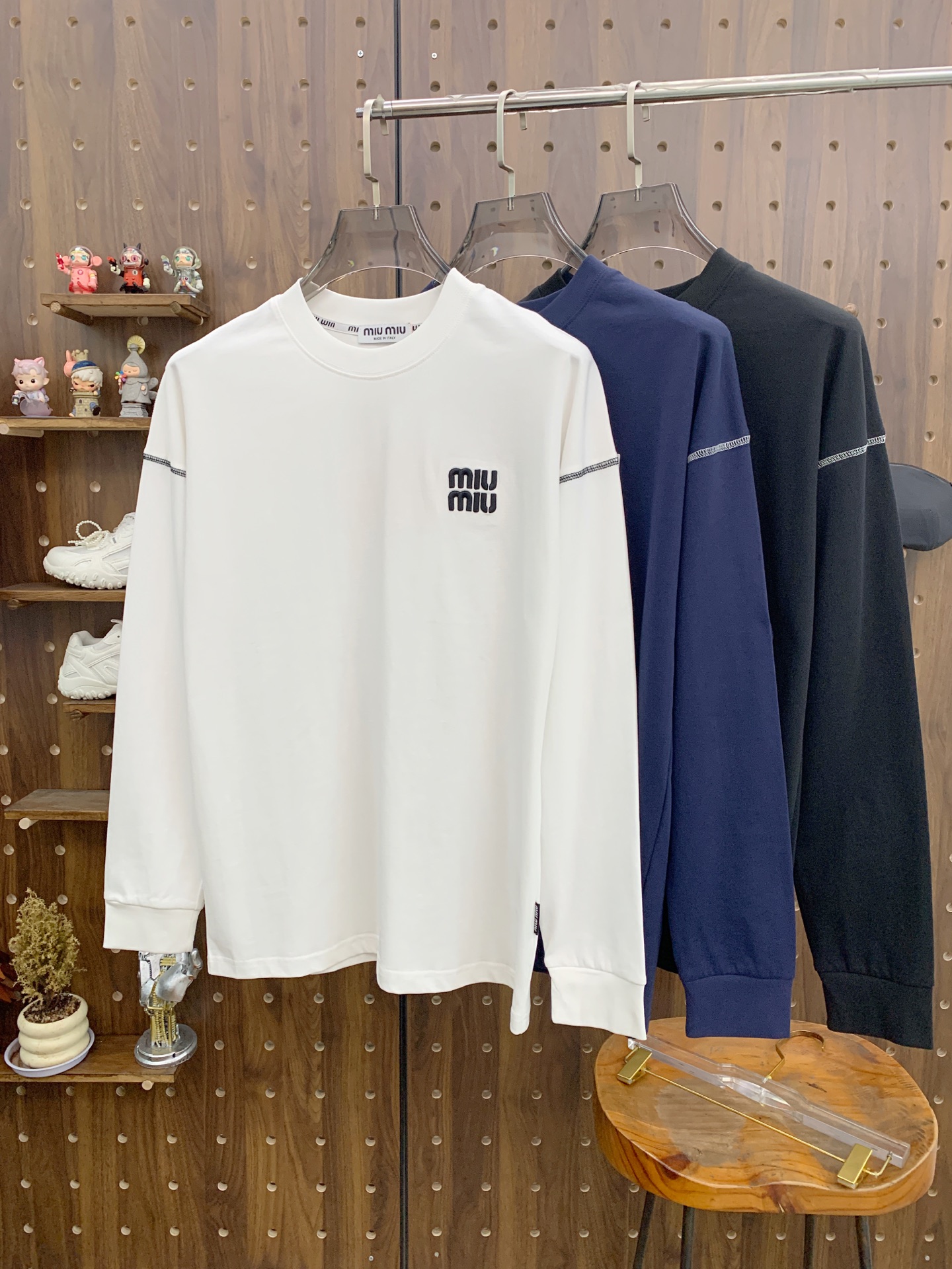 NO:532151,miumiu25ss autumn [new product] new trade order round neck long sleeve base shirt long sleeve T-shirt internet celebrity style!  The upper body is comfortable and breathable, not stiff, and the overall three-dimensional sense is rich, and the quality export orders meet the simple needs of commuters for dressing. The upper body is very effective, it looks slim and does not picky about the figure. The fabric workmanship... Improper, good craftsmanship can make you look good and tasteful, a must-have item for people handwriting. Number of numbers M-3XL,,miumiu,tees, t-shirt,alexander wang19860909miumiu25ss秋季【新品】新款贸易订单圆领长袖打底衫长袖T恤网红款！上身舒适透气,不僵硬,整体有着丰富的立体感,品质出口订单,满足通勤人们对于着装的简约需求,上身效果很好,显瘦,不挑剔身材.面料做工....无可挑剔,好工艺好面料才能穿出好品味一款,人手必备单品 码数M-3XL,,miumiu,tees，t-shirt,alexander wang,Men's clothing