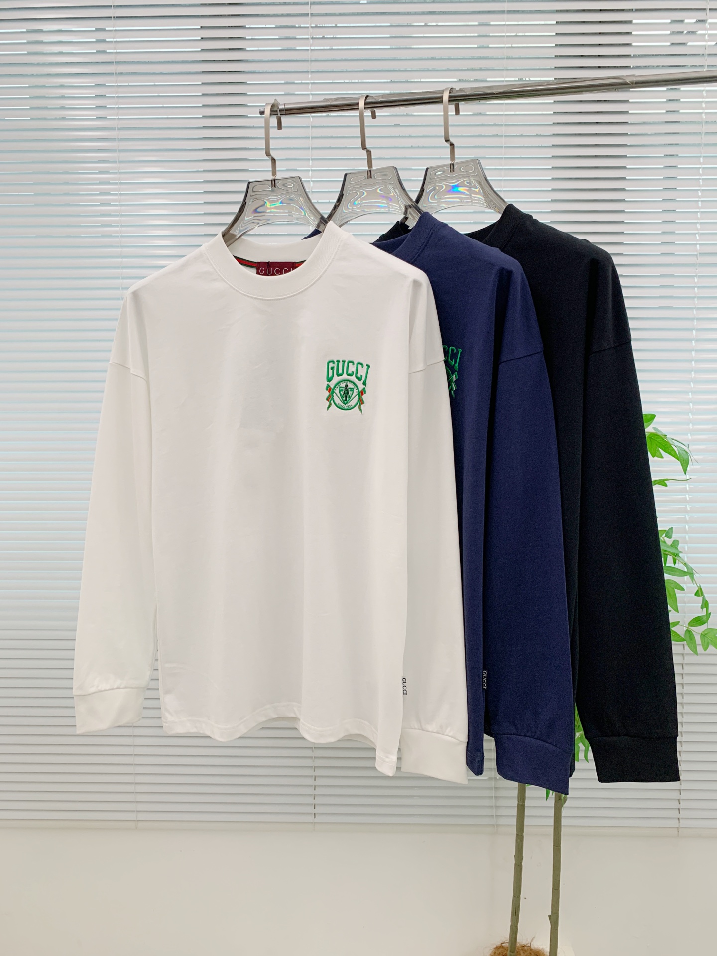 NO:539451,Gucci 25ss autumn [new product] new trade order round neck long sleeve base shirt long sleeve T-shirt internet celebrity style!  The upper body is comfortable and breathable, not stiff, and the overall three-dimensional sense is rich, and the quality export orders meet the simple needs of commuters for dress. The upper body is very effective, it looks slim and does not picky about the figure. The fabric workmanship... Improper, good craftsmanship can make you look good and tasteful, a must-have item for people handwriting. Number of numbers M-3XL, gucci,tees, t-shirt, alexander wang19860909古驰25ss秋季【新品】新款贸易订单圆领长袖打底衫长袖T恤网红款！上身舒适透气,不僵硬,整体有着丰富的立体感,品质出口订单,满足通勤人们对于着装的简约需求,上身效果很好,显瘦,不挑剔身材.面料做工....无可挑剔,好工艺好面料才能穿出好品味一款,人手必备单品 码数M-3XL,,gucci,tees，t-shirt,alexander wang,Men's clothing