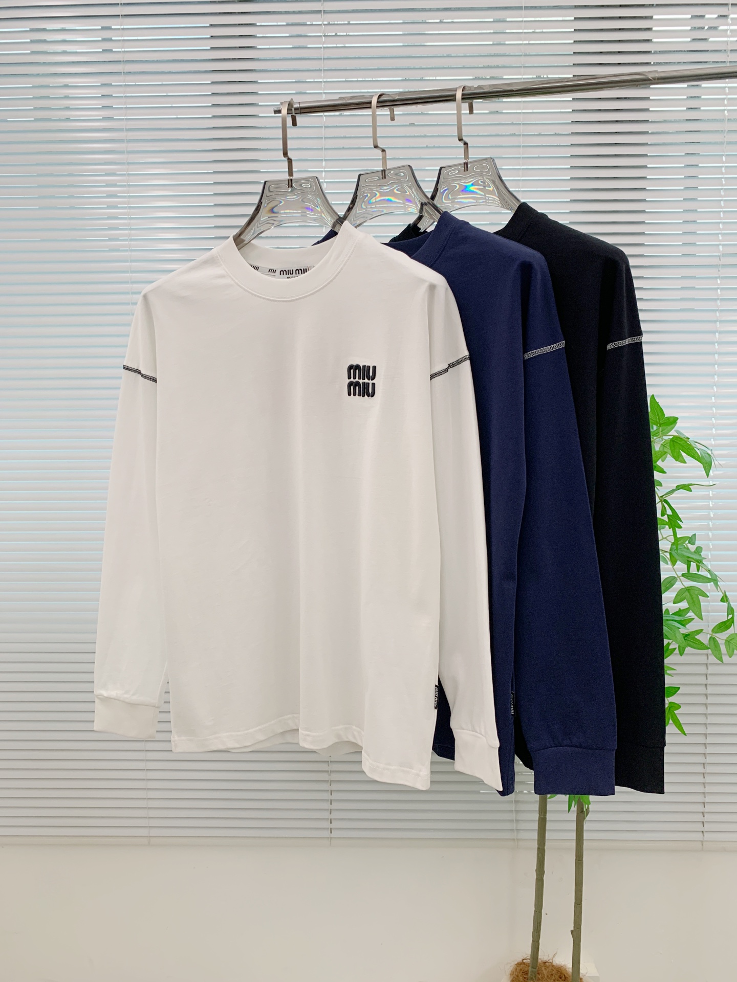 NO:539454,miumiu 25ss autumn [new product] new trade order round neck long sleeve base shirt long sleeve T-shirt internet celebrity style!  The upper body is comfortable and breathable, not stiff, and the overall three-dimensional sense is rich, and the quality export orders meet the simple needs of commuters for dressing. The upper body is very effective, it looks slim and not picky about the figure. The fabric workmanship... Improper, good craftsmanship can make you look good and tasteful, a must-have item for people handwriting. Number of numbers M-3XL,,miumiu,tees,t-shirt,alexander wang19860909miumiu 25ss秋季【新品】新款贸易订单圆领长袖打底衫长袖T恤网红款！上身舒适透气,不僵硬,整体有着丰富的立体感,品质出口订单,满足通勤人们对于着装的简约需求,上身效果很好,显瘦,不挑剔身材.面料做工....无可挑剔,好工艺好面料才能穿出好品味一款,人手必备单品 码数M-3XL,,miumiu,tees，t-shirt,alexander wang,Men's clothing