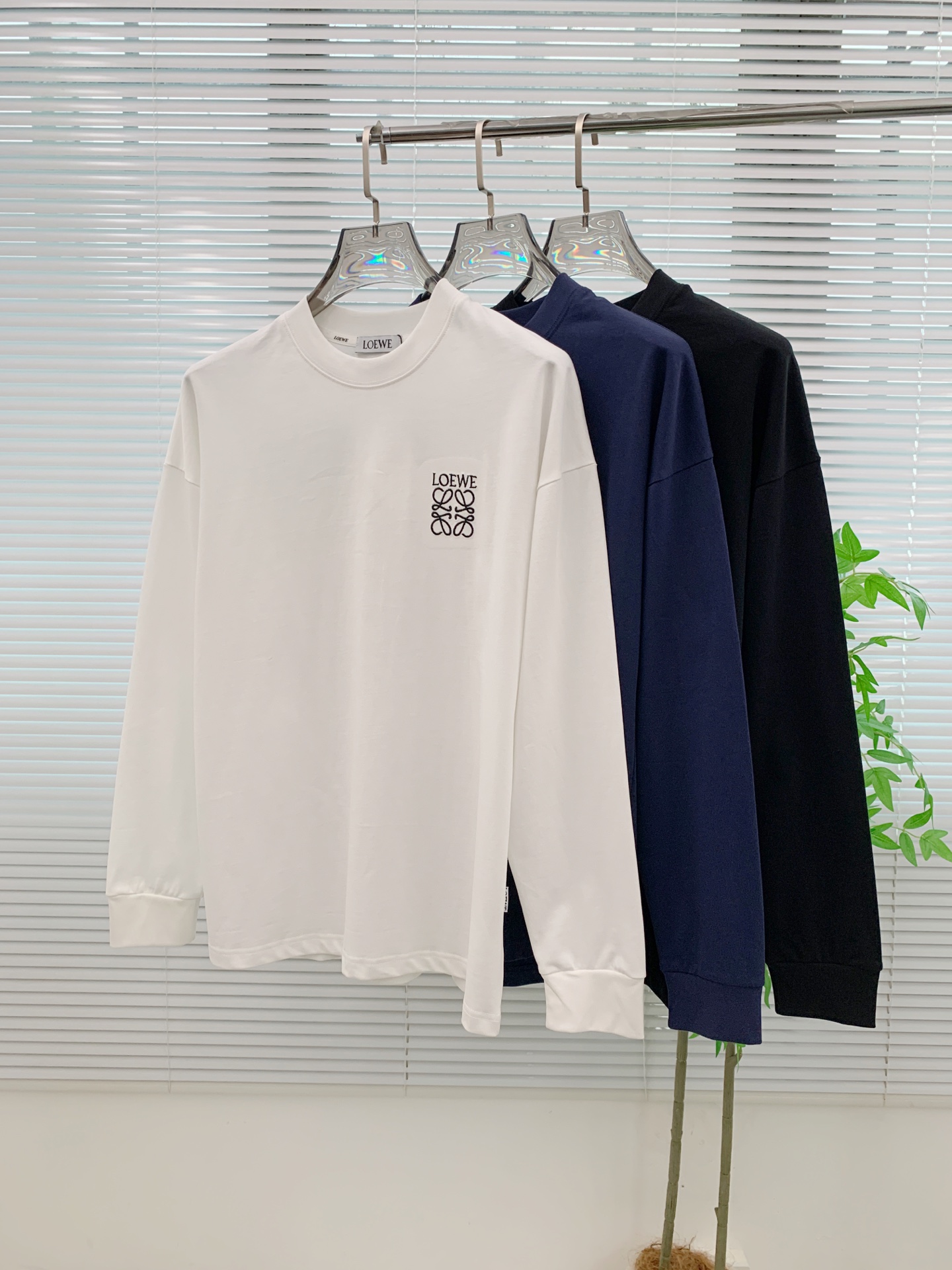 NO:539457,Luo Yiwei 25ss autumn [new product] new trade order round neck long sleeve base shirt long sleeve T-shirt internet celebrity style!  The upper body is comfortable and breathable, not stiff, and the overall three-dimensional sense is rich, and the quality export orders meet the simple needs of commuters for dressing. The upper body is very effective, it looks slim and does not picky about the figure. The fabric workmanship... Improper, good craftsmanship can make you look good and tasteful, a must-have item for people with codes M-3XL, loewe,tees, t-shirt, alexander wang19860909罗意威25ss秋季【新品】新款贸易订单圆领长袖打底衫长袖T恤网红款！上身舒适透气,不僵硬,整体有着丰富的立体感,品质出口订单,满足通勤人们对于着装的简约需求,上身效果很好,显瘦,不挑剔身材.面料做工....无可挑剔,好工艺好面料才能穿出好品味一款,人手必备单品 码数M-3XL,,loewe,tees，t-shirt,alexander wang,Men's clothing