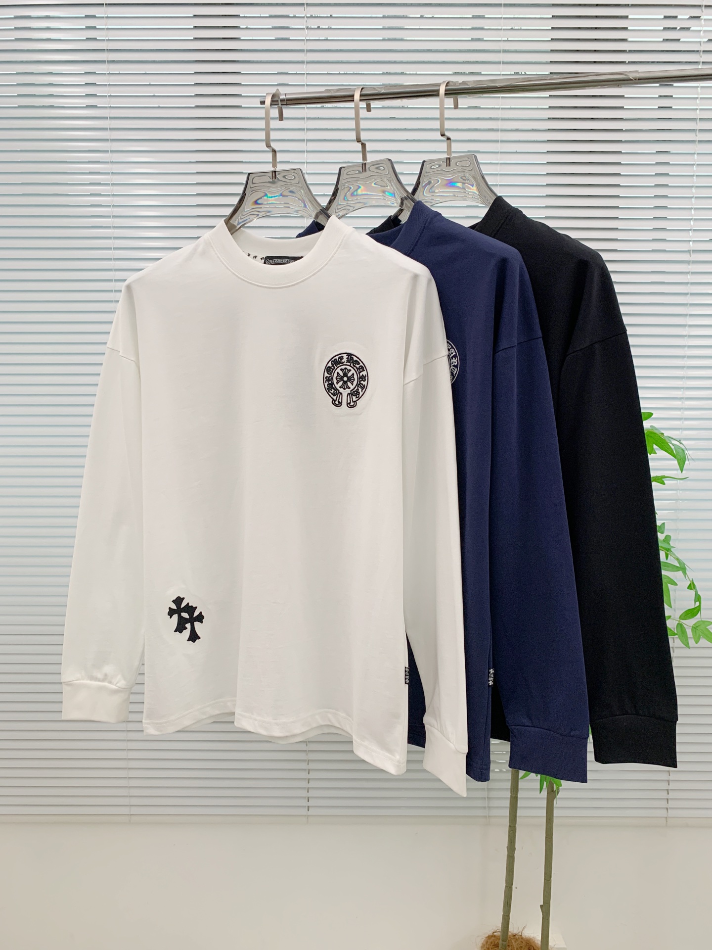 NO:539460,Croxin 25ss autumn [new product] new trade order round neck long sleeve base shirt long sleeve T-shirt internet celebrity style!  The upper body is comfortable and breathable, not stiff, and the overall three-dimensional sense is rich, and the quality export orders meet the simple needs of commuters for dress. The upper body is very effective, it looks slim and does not picky about the figure. The fabric workmanship... Improper, good craftsmanship can make you look good and tasteful, a must-have item for people with codes M-3XL, chrome hearts,tees, t-shirt, alexander wang19860909克罗心25ss秋季【新品】新款贸易订单圆领长袖打底衫长袖T恤网红款！上身舒适透气,不僵硬,整体有着丰富的立体感,品质出口订单,满足通勤人们对于着装的简约需求,上身效果很好,显瘦,不挑剔身材.面料做工....无可挑剔,好工艺好面料才能穿出好品味一款,人手必备单品 码数M-3XL,,chrome hearts,tees，t-shirt,alexander wang,Men's clothing