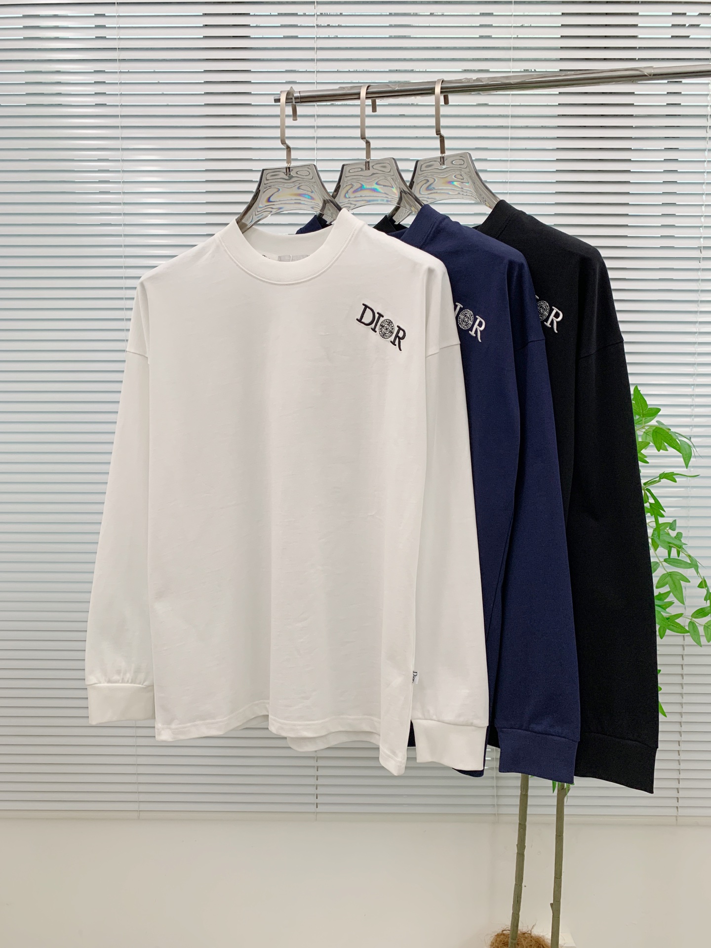 NO:539463,Dior 25ss autumn [new product] new trade order round neck long sleeve base shirt long sleeve T-shirt internet celebrity style!  The upper body is comfortable and breathable, not stiff, and has a rich three-dimensional sense overall. Its quality export orders meet the simple needs of commuters for dress. The upper body is very effective, it looks slim and does not picky about the figure. The fabric workmanship... Improper, good craftsmanship can make you look good and tasteful. A must-have item for people with codes M-3XL,,dior,tees,t-shirt,alexander wang19860909迪奥25ss秋季【新品】新款贸易订单圆领长袖打底衫长袖T恤网红款！上身舒适透气,不僵硬,整体有着丰富的立体感,品质出口订单,满足通勤人们对于着装的简约需求,上身效果很好,显瘦,不挑剔身材.面料做工....无可挑剔,好工艺好面料才能穿出好品味一款,人手必备单品 码数M-3XL,,dior,tees，t-shirt,alexander wang,Men's clothing