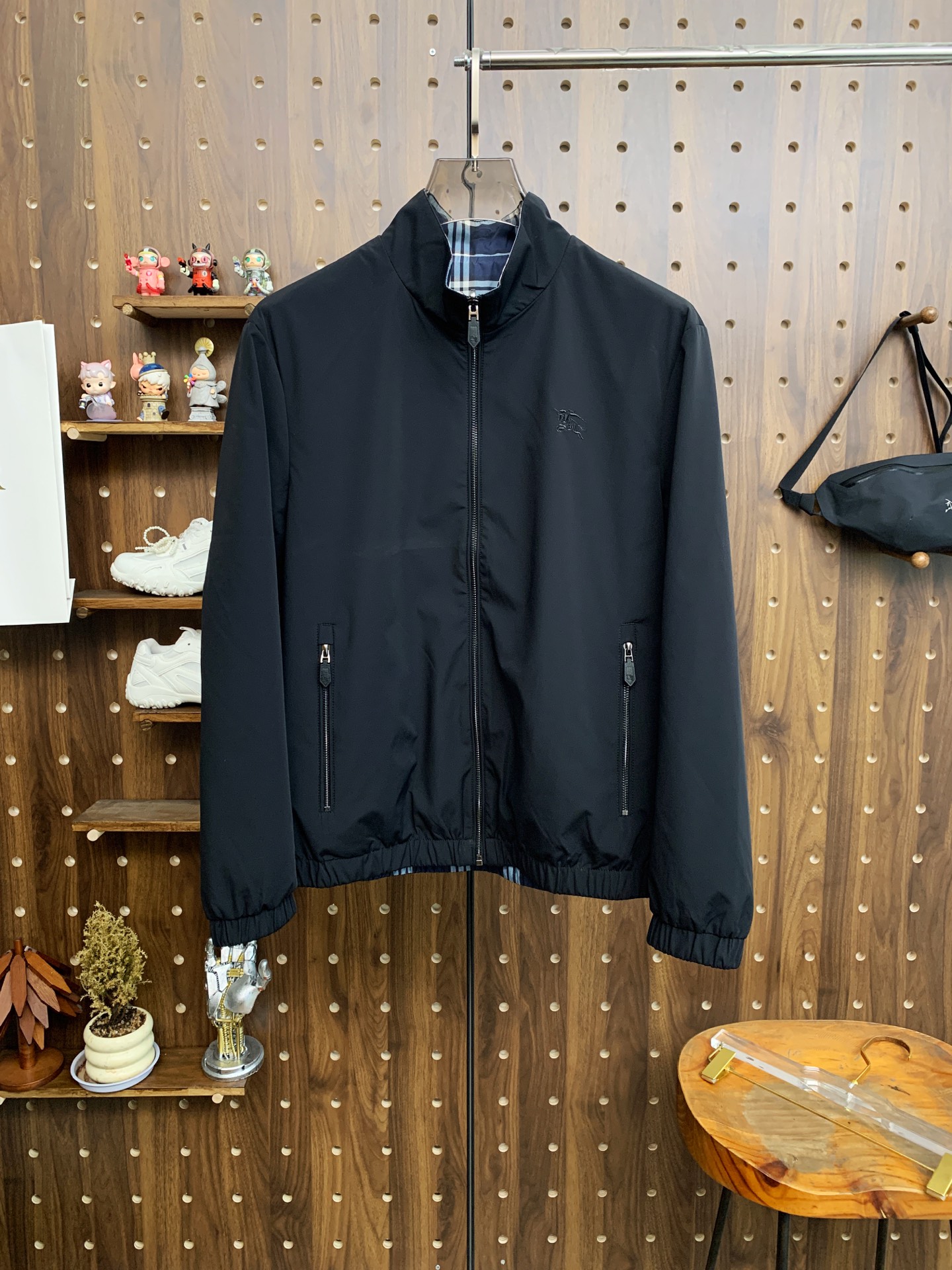 NO:537446,Burberry 25ss early autumn [new product] double-sided windbreaker jacket jacket hits, new casual and fashionable jackets for autumn and winter counters!  Super avant-garde design style, delicate and comfortable, very light and not easy to wrinkle. Multiple craftsmanship The overall design is quite visual, the upper body is casual and stylish, with a certain degree of clarity, absolutely recommended to be at the most cutting-edge fashion temperament, a must-have for urban casualness. Code number M-3XL, burberry, jackets & coats, jackets & coats, alexander wang19860909巴宝莉25ss早秋【新品】双面穿风衣夹克外套爆款 秋冬专柜新款休闲时尚夹克外套！超前卫设计风格 细腻舒适 穿着非常轻便不易起皱.多重重工艺 整体的设计颇具视觉感,上身休闲有型,有一定的挺括度,绝对走在时尚最尖端的气质感推荐,都市休闲必备.码数M-3XL,,burberry,jackets & coats,jackets & coats,alexander wang,Men's clothing