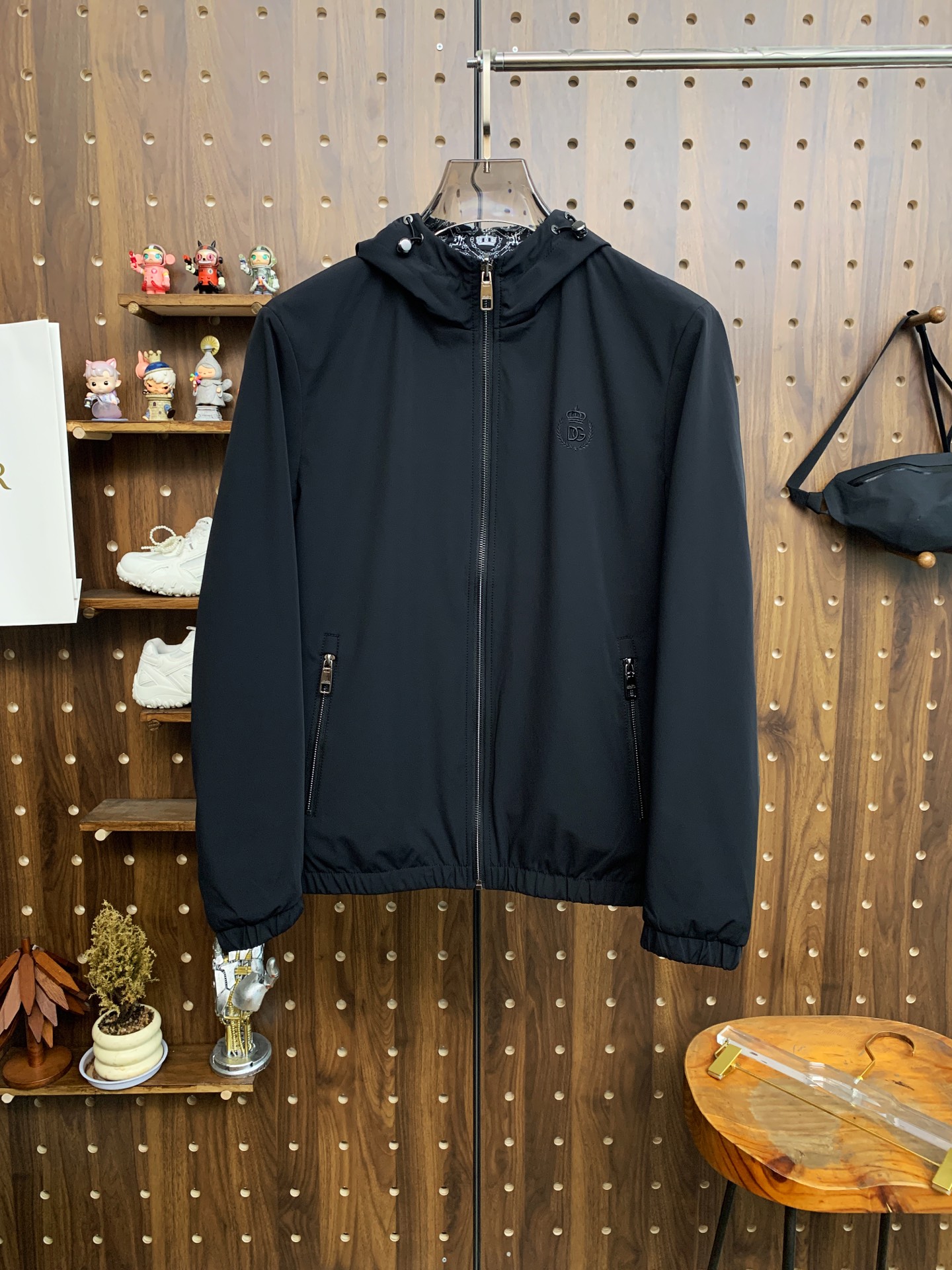 NO:537447,Dolce & Gabbana 25ss early autumn [new product] hooded double-sided windbreaker jacket jacket popular, autumn and winter counter new casual and fashionable jacket jacket!  Super avant-garde design style, delicate and comfortable, very light and not easy to wrinkle. Multiple craftsmanship The overall design is quite visual, the upper body is casual and stylish, with a certain degree of clarity, absolutely recommended to be at the most cutting-edge temperament of fashion, a must-have for urban leisure. Code number M-3XL, Dolce & Gabbana, jackets & coats, jackets & coats, hats, alexander wang19860909杜嘉班纳25ss早秋【新品】连帽双面风衣夹克外套爆款 秋冬专柜新款休闲时尚夹克外套！超前卫设计风格 细腻舒适 穿着非常轻便不易起皱.多重重工艺 整体的设计颇具视觉感,上身休闲有型,有一定的挺括度,绝对走在时尚最尖端的气质感推荐,都市休闲必备.码数M-3XL,,Dolce&Gabbana,jackets & coats,jackets & coats,hats,alexander wang,Men's clothing