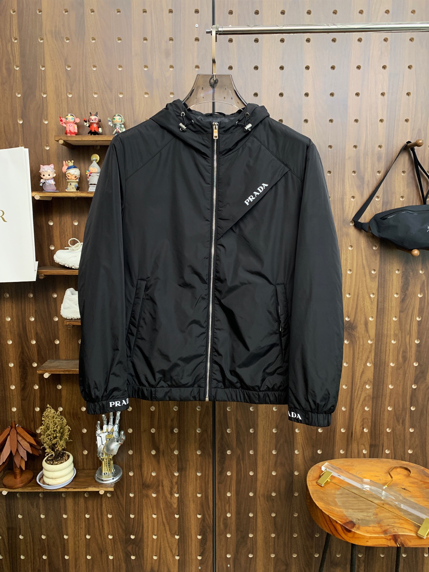 NO:537448,Prada 25ss early autumn [new product] hooded windbreaker jacket jacket popular, autumn and winter counter new casual and fashionable jacket jacket!  Super avant-garde design style, delicate and comfortable, very light and not easy to wrinkle. Multiple craftsmanship The overall design is quite visual, the upper body is casual and stylish, with a certain degree of clarity, absolutely recommended to be at the most cutting-edge fashion temperament, a must-have for urban casualness. Code number M-3XL, prada, jackets & coats, jackets & coats, hats, alexander wang19860909普拉达25ss早秋【新品】连帽风衣夹克外套爆款 秋冬专柜新款休闲时尚夹克外套！超前卫设计风格 细腻舒适 穿着非常轻便不易起皱.多重重工艺 整体的设计颇具视觉感,上身休闲有型,有一定的挺括度,绝对走在时尚最尖端的气质感推荐,都市休闲必备.码数M-3XL,,prada,jackets & coats,jackets & coats,hats,alexander wang,Men's clothing