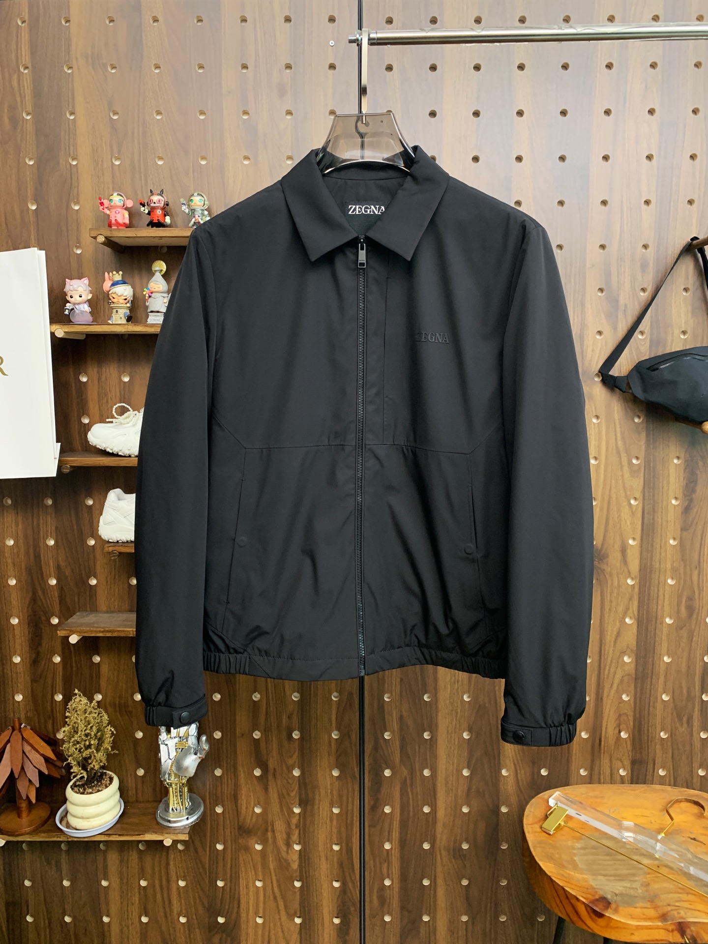 NO:537449,Zenia 25ss early autumn [new product] lapel windbreaker jacket jacket popular, autumn and winter counter new casual and fashionable jacket jacket!  Super avant-garde design style, delicate and comfortable, very light and not easy to wrinkle. Multiple craftsmanship The overall design is quite visual, the upper body is casual and stylish, with a certain degree of clarity, absolutely recommended to be at the most cutting-edge fashion temperament, a must-have for urban casualness. Code number M-3XL, zegna, jackets & coats, jackets & coats, alexander wang19860909杰尼亚25ss早秋【新品】翻领风衣夹克外套爆款 秋冬专柜新款休闲时尚夹克外套！超前卫设计风格 细腻舒适 穿着非常轻便不易起皱.多重重工艺 整体的设计颇具视觉感,上身休闲有型,有一定的挺括度,绝对走在时尚最尖端的气质感推荐,都市休闲必备.码数M-3XL,,zegna,jackets & coats,jackets & coats,alexander wang,Men's clothing