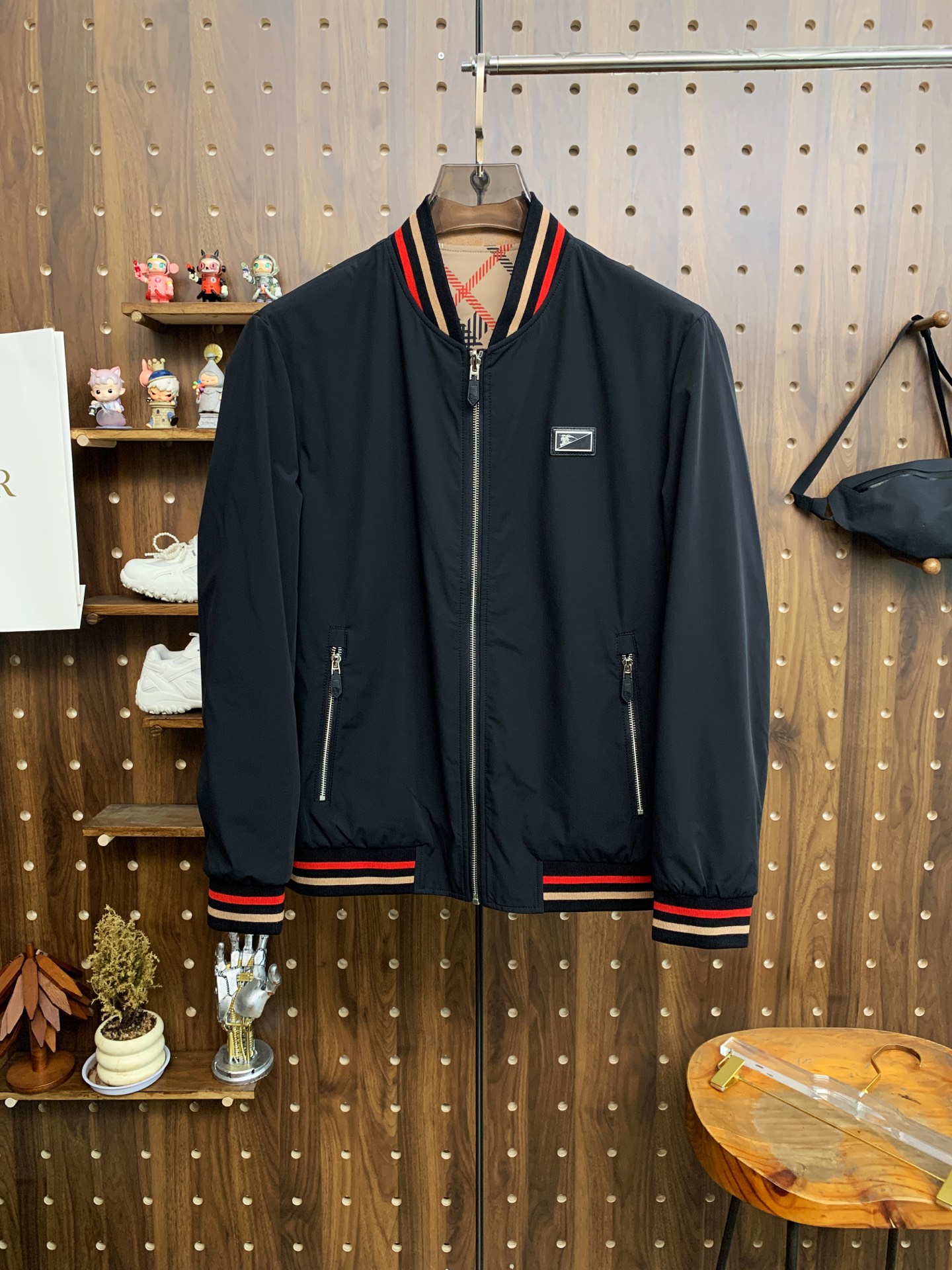 NO:537450,Burberry 25ss early autumn [new product] double-sided windbreaker stand-up collar jacket jacket hits, new casual and fashionable jackets for autumn and winter counters!  Super avant-garde design style, delicate and comfortable, very light and not easy to wrinkle. Multiple craftsmanship The overall design is quite visual, the upper body is casual and stylish, with a certain degree of clarity, absolutely recommended to be at the most cutting-edge fashion temperament, a must-have for urban casualness. Code number M-3XL, burberry, jackets & coats, jackets & coats, alexander wang19860909巴宝莉25ss早秋【新品】双面穿风衣立领夹克外套爆款 秋冬专柜新款休闲时尚夹克外套！超前卫设计风格 细腻舒适 穿着非常轻便不易起皱.多重重工艺 整体的设计颇具视觉感,上身休闲有型,有一定的挺括度,绝对走在时尚最尖端的气质感推荐,都市休闲必备.码数M-3XL,,burberry,jackets & coats,jackets & coats,alexander wang,Men's clothing