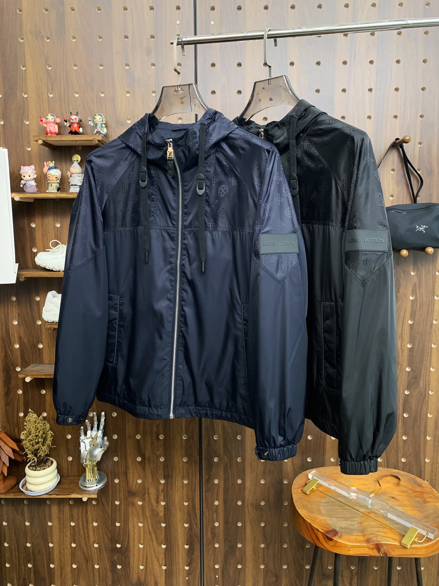 NO:537451,LV 25ss Early Autumn [New Product] Hooded Wind Clothes Jacket Jacket Hot New Style Casual Fashion Jacket Jacket in Autumn and Winter Counter!  Super avant-garde design style, delicate and comfortable, very light and not easy to wrinkle. Multiple craftsmanship The overall design is quite visual, the upper body is casual and stylish, with a certain degree of clarity, absolutely recommended to be at the most cutting-edge temperament of fashion, a must-have for urban casualness. Number M-3XL, louis vuitton, jackets & coats, jackets & coats, hats, alexander wang19860909LV 25ss早秋【新品】连帽风衣夹克外套爆款 秋冬专柜新款休闲时尚夹克外套！超前卫设计风格 细腻舒适 穿着非常轻便不易起皱.多重重工艺 整体的设计颇具视觉感,上身休闲有型,有一定的挺括度,绝对走在时尚最尖端的气质感推荐,都市休闲必备.码数M-3XL,,louis vuitton,jackets & coats,jackets & coats,hats,alexander wang,Men's clothing