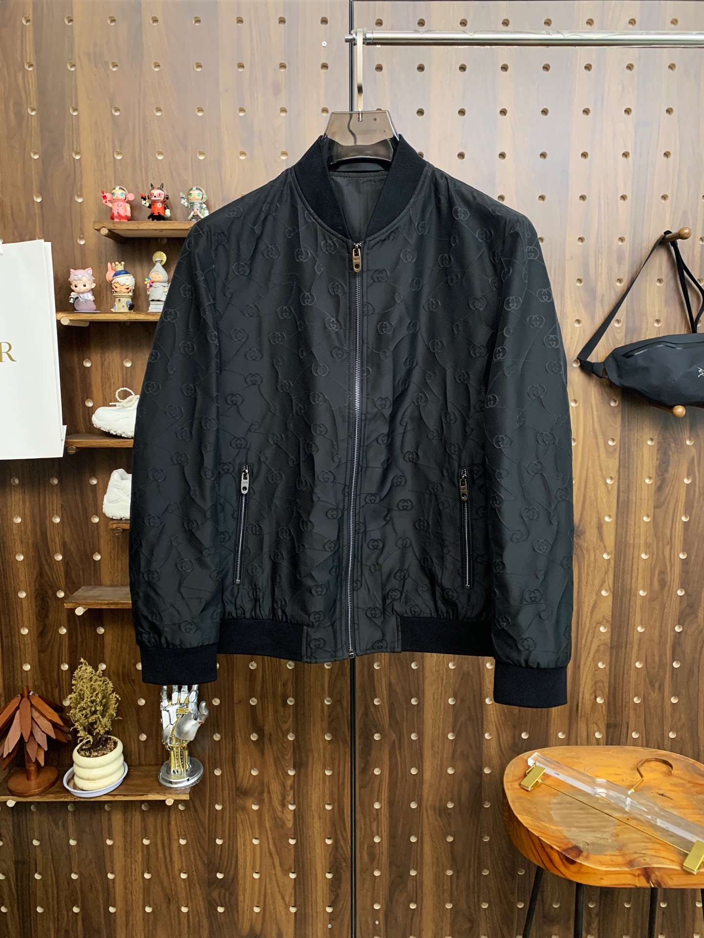 NO:537455,Gucci 25ss early autumn [new product] windbreaker jacket jacket hits the new casual and fashionable jacket for autumn and winter counter!  Super avant-garde design style, delicate and comfortable, very light and not easy to wrinkle. Multiple craftsmanship The overall design is quite visual, the upper body is casual and stylish, with a certain degree of clarity, absolutely recommended to be at the most cutting-edge fashion temperament, a must-have for urban casualness. Code number M-3XL, gucci, jackets & coats, jackets & coats, alexander wang19860909古驰25ss早秋【新品】风衣夹克外套爆款 秋冬专柜新款休闲时尚夹克外套！超前卫设计风格 细腻舒适 穿着非常轻便不易起皱.多重重工艺 整体的设计颇具视觉感,上身休闲有型,有一定的挺括度,绝对走在时尚最尖端的气质感推荐,都市休闲必备.码数M-3XL,,gucci,jackets & coats,jackets & coats,alexander wang,Men's clothing