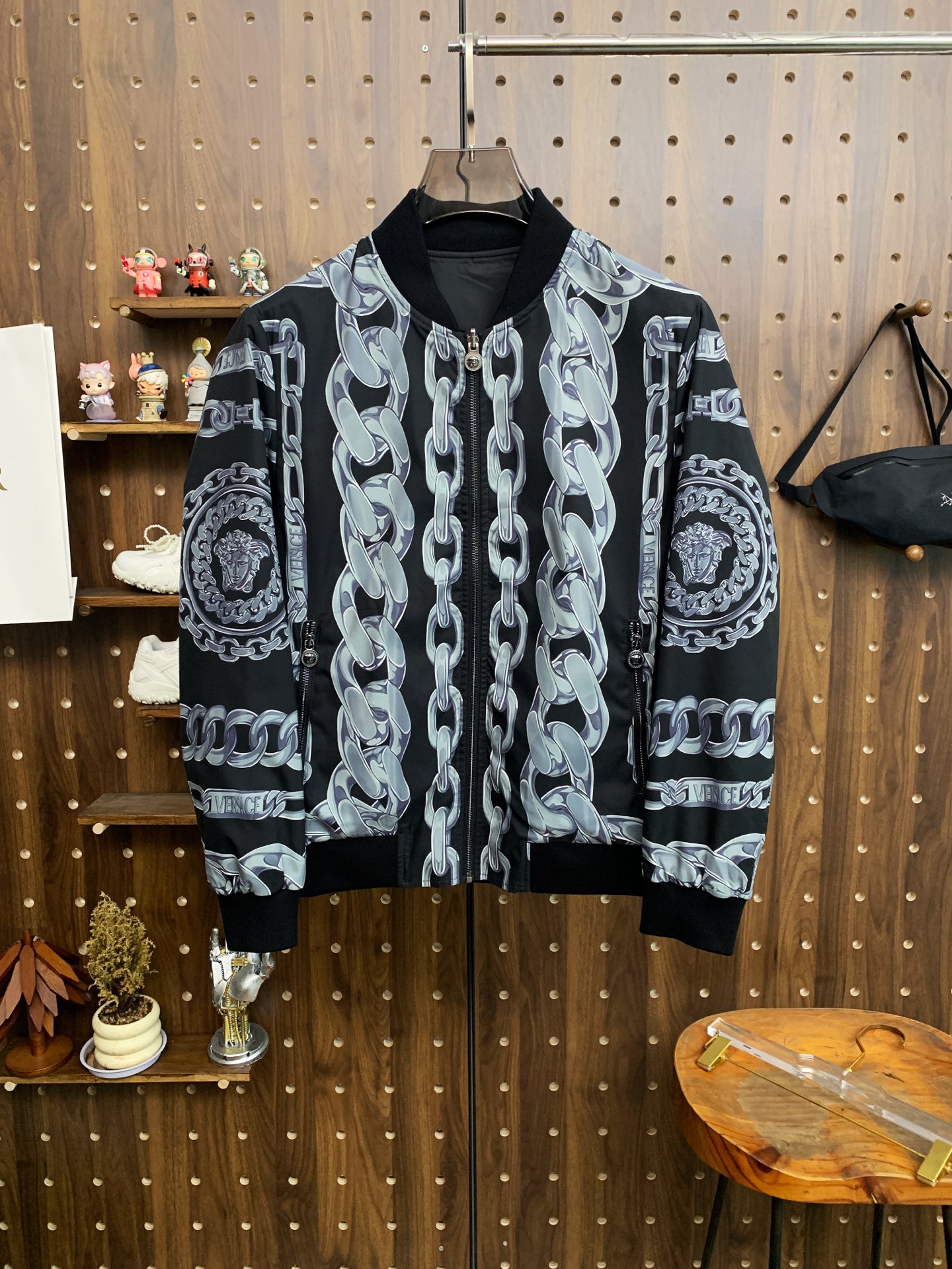 NO:537456,Versace 25ss early autumn [new product] double-sided windbreaker jacket stand-up collar jacket hits new casual and fashionable jackets for autumn and winter counters!  Super avant-garde design style, delicate and comfortable, very light and not easy to wrinkle. Multiple craftsmanship The overall design is quite visual, the upper body is casual and stylish, with a certain degree of clarity, absolutely recommended to be at the most cutting-edge fashion temperament, a must-have for urban casualness. Code number M-3XL, versace, jackets & coats, jackets & coats, alexander wang19860909范思哲25ss早秋【新品】双面穿风衣夹克立领外套爆款 秋冬专柜新款休闲时尚夹克外套！超前卫设计风格 细腻舒适 穿着非常轻便不易起皱.多重重工艺 整体的设计颇具视觉感,上身休闲有型,有一定的挺括度,绝对走在时尚最尖端的气质感推荐,都市休闲必备.码数M-3XL,,versace,jackets & coats,jackets & coats,alexander wang,Men's clothing