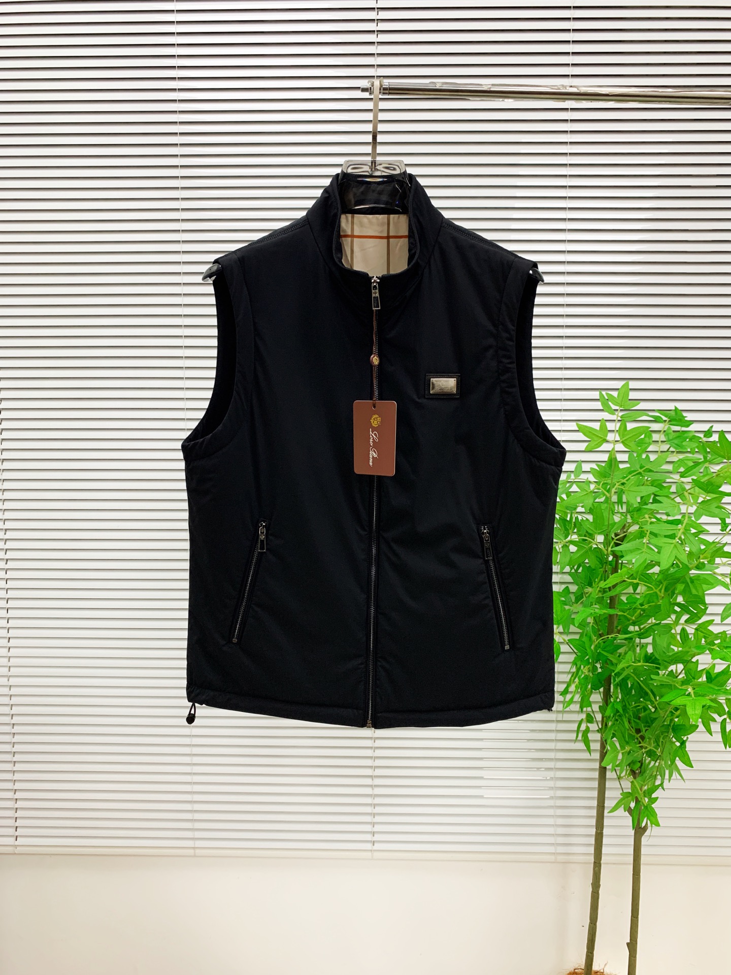 NO:541466,Lss Early Autumn [New Product] Cotton Vest Jackets and New Casual Jackets in Autumn and Winter Counter!  Super avant-garde design style, delicate and comfortable, very light and not easy to wrinkle. Multiple craftsmanship The overall design is quite visual, the upper body is casual and stylish, with a certain degree of clarity, absolutely recommended to be at the most cutting-edge fashion temperament, a must-have for urban casualness. Code number M-3XL, Jackets & coats, alexander wang19860909Lss早秋【新品】棉服马甲外套爆款 秋冬专柜新款休闲外套！超前卫设计风格 细腻舒适 穿着非常轻便不易起皱.多重重工艺 整体的设计颇具视觉感,上身休闲有型,有一定的挺括度,绝对走在时尚最尖端的气质感推荐,都市休闲必备.码数M-3XL,,jackets & coats,alexander wang,Men's clothing