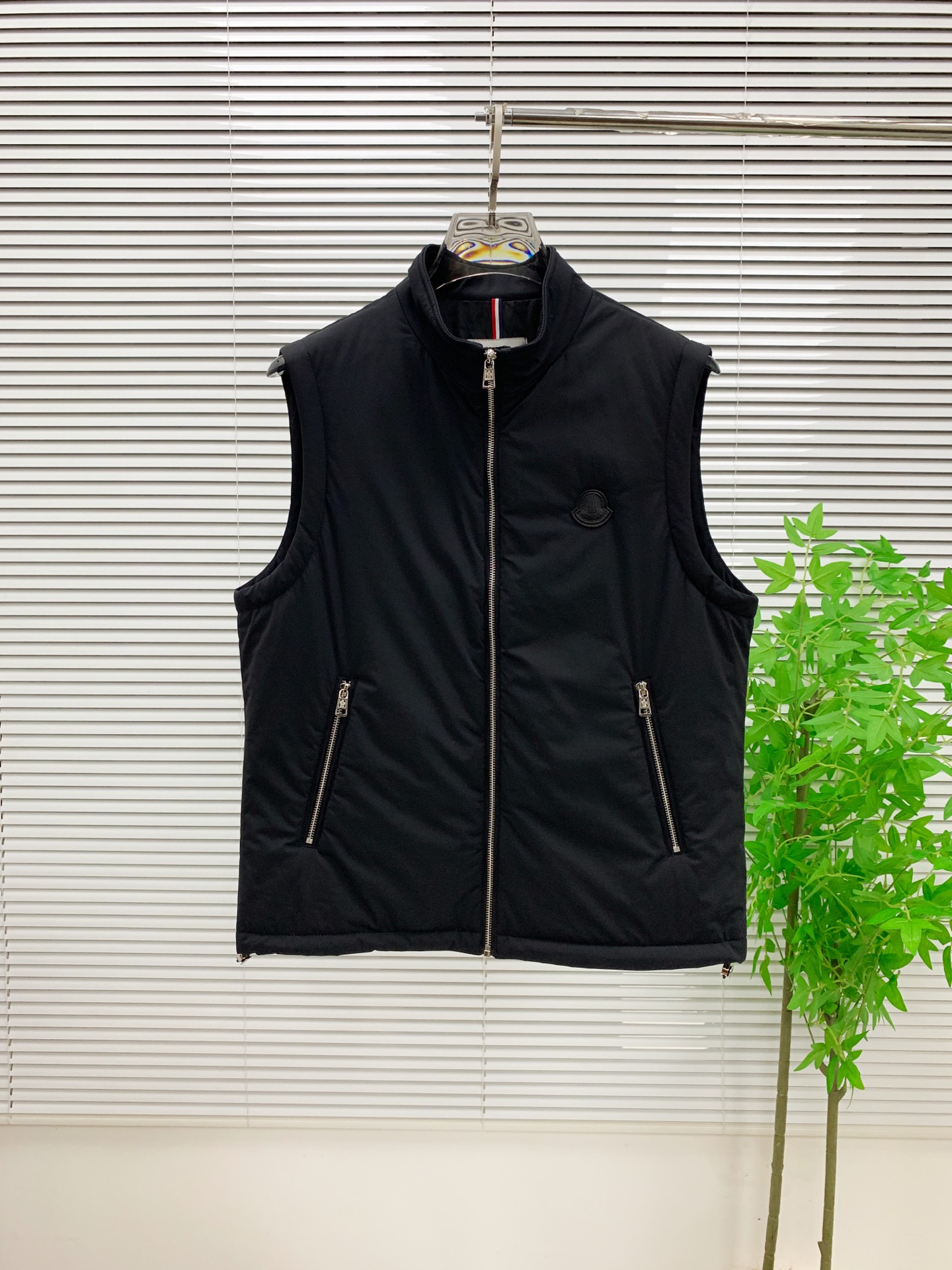 NO:541463,The 25ss early autumn [new product] Cotton jacket with vest jacket is popular, the autumn and winter counter has a new casual jacket!  Super avant-garde design style, delicate and comfortable, very light and not easy to wrinkle. Multiple craftsmanship The overall design is quite visual, the upper body is casual and stylish, with a certain degree of clarity, absolutely recommended to be at the most cutting-edge fashion temperament, a must-have for urban casualness. Code number M-3XL, Moncler, jackets & coats, alexander wang19860909蒙口25ss早秋【新品】棉服马甲外套爆款 秋冬专柜新款休闲外套！超前卫设计风格 细腻舒适 穿着非常轻便不易起皱.多重重工艺 整体的设计颇具视觉感,上身休闲有型,有一定的挺括度,绝对走在时尚最尖端的气质感推荐,都市休闲必备.码数M-3XL,,Moncler,jackets & coats,alexander wang,Men's clothing