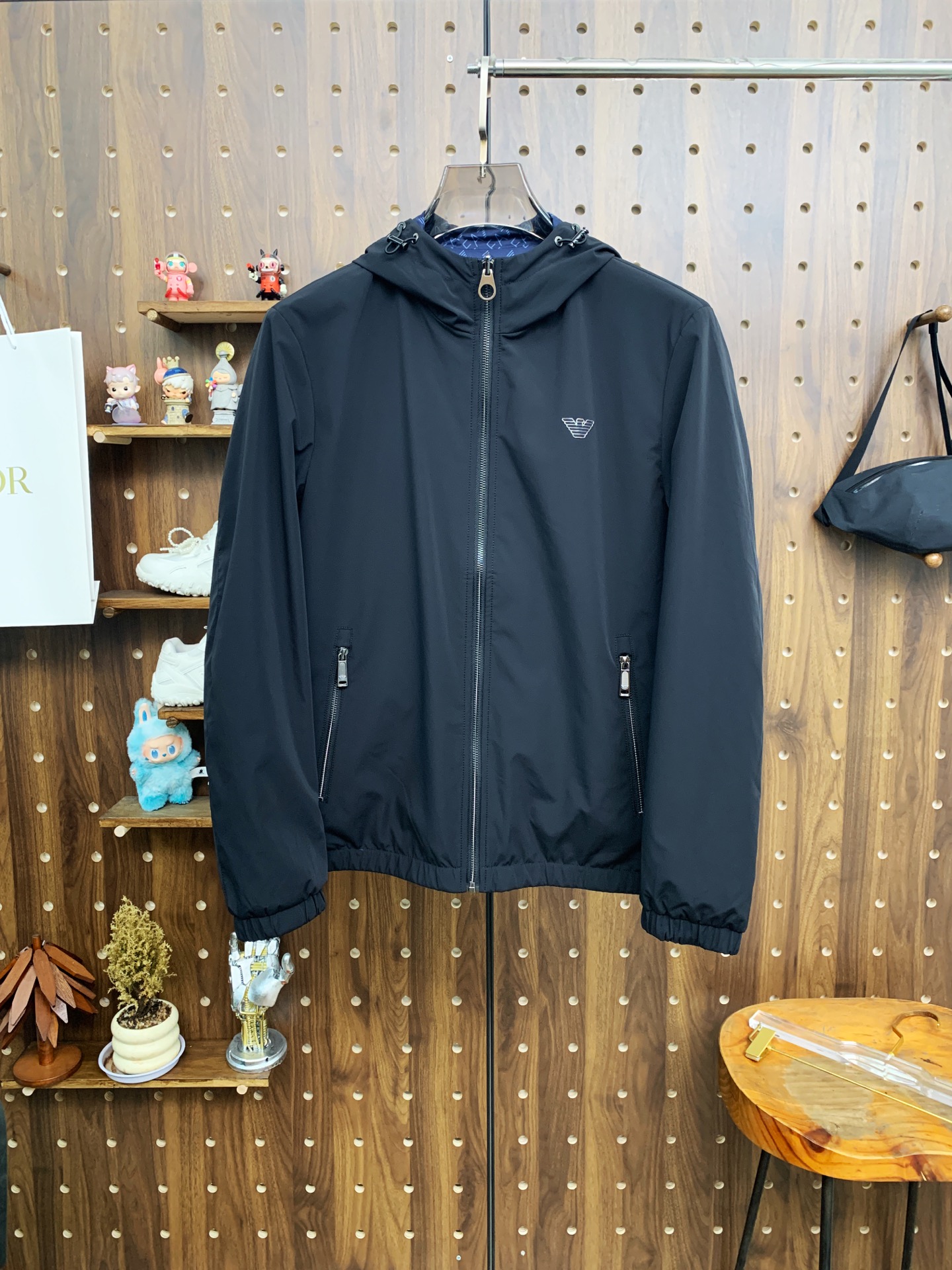 NO:537462,Armani 25ss early autumn [new product] double-sided hooded windbreaker jacket jacket popular, autumn and winter counter new casual and fashionable jacket jacket!  Super avant-garde design style, delicate and comfortable, very light and not easy to wrinkle. Multiple craftsmanship The overall design is quite visual, the upper body is casual and stylish, with a certain degree of clarity, absolutely recommended to be at the most cutting-edge temperament of fashion, a must-have for urban casualness. Code number M-3XL, armani, jackets & coats, jackets & coats, hats, alexander wang19860909阿玛尼25ss早秋【新品】双面穿连帽风衣夹克外套爆款 秋冬专柜新款休闲时尚夹克外套！超前卫设计风格 细腻舒适 穿着非常轻便不易起皱.多重重工艺 整体的设计颇具视觉感,上身休闲有型,有一定的挺括度,绝对走在时尚最尖端的气质感推荐,都市休闲必备.码数M-3XL,,armani,jackets & coats,jackets & coats,hats,alexander wang,Men's clothing